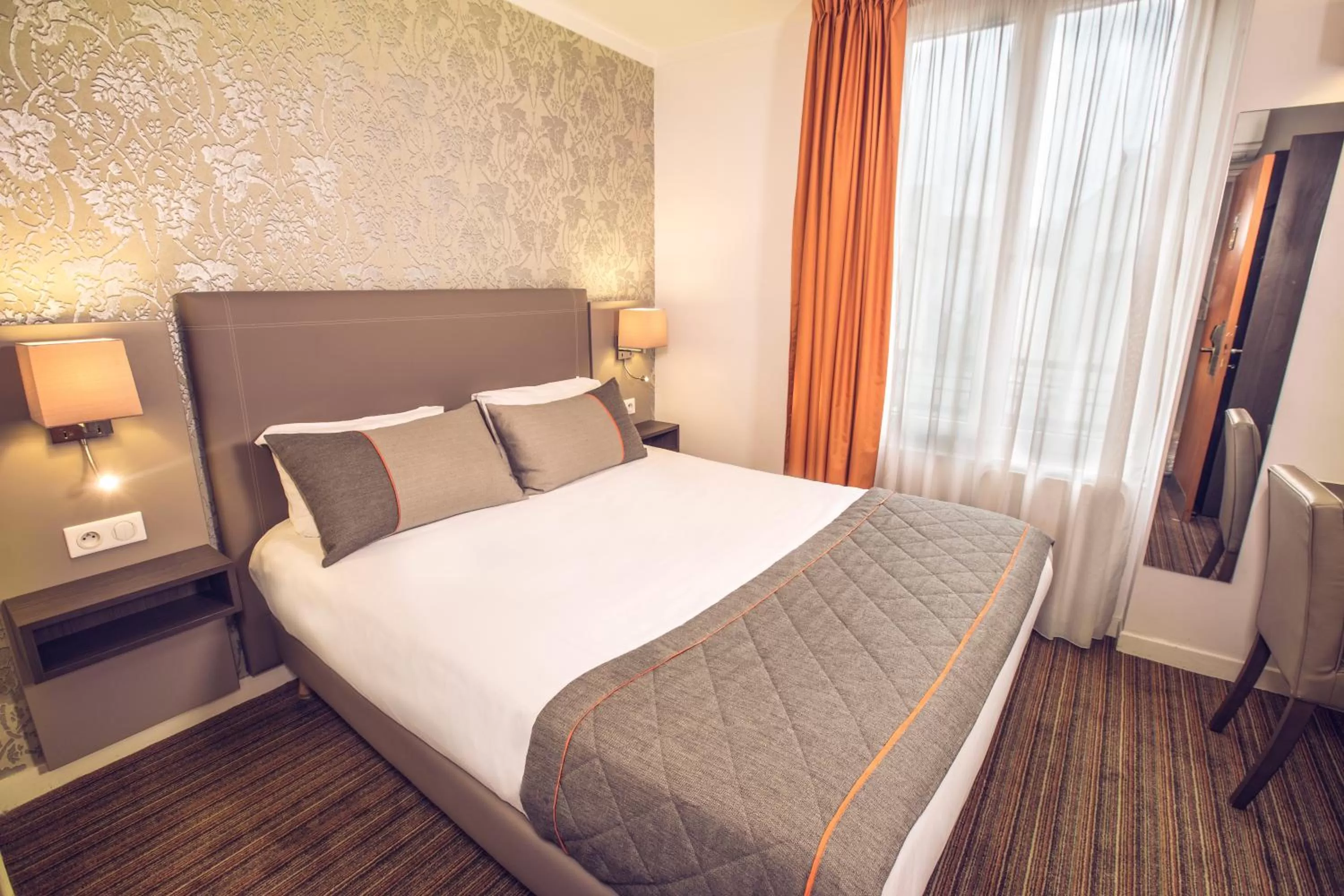 Superior Double Room in Timhotel Tour Eiffel