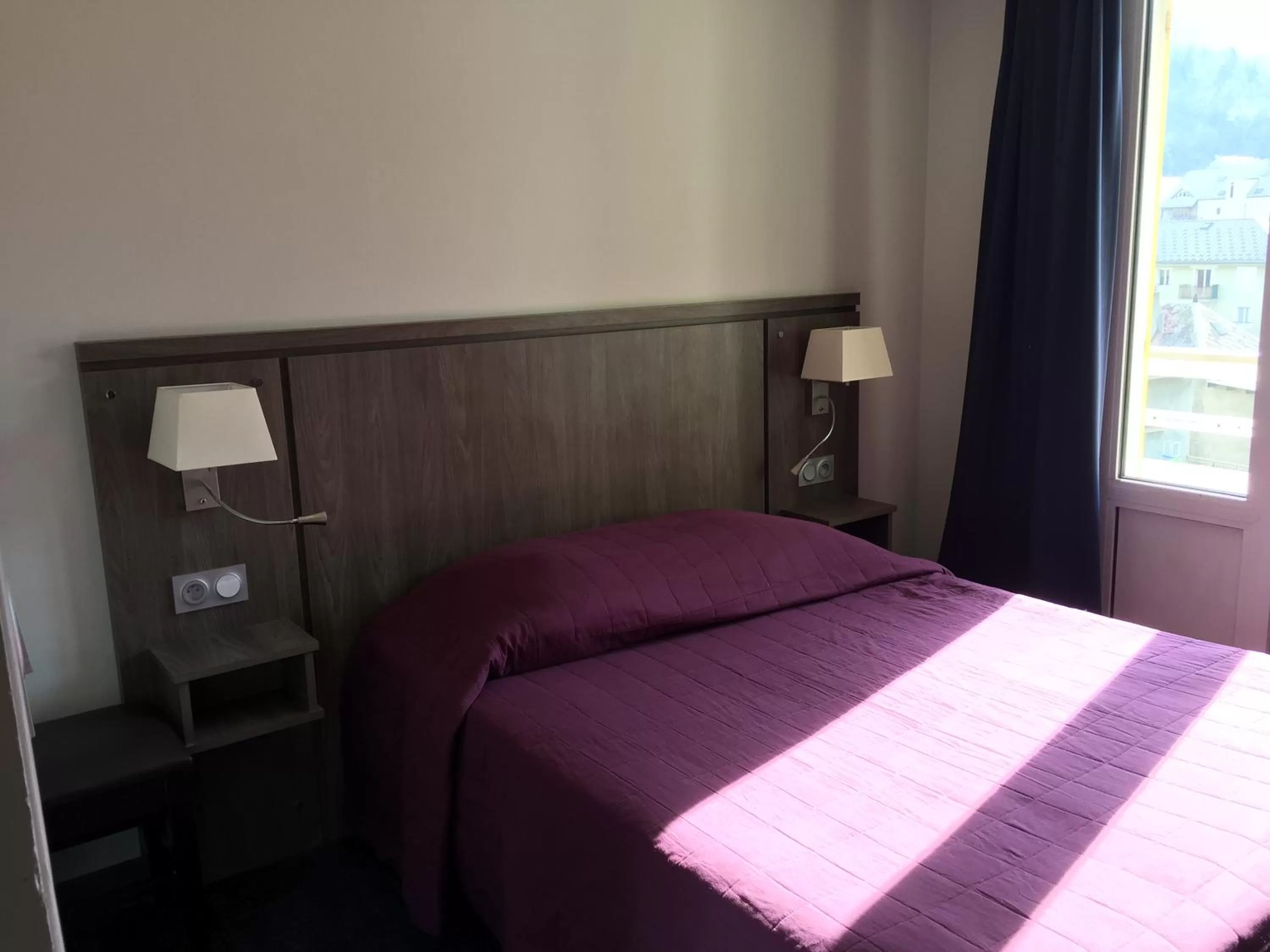 Double Room with Shower in Hôtel Mont-Brison