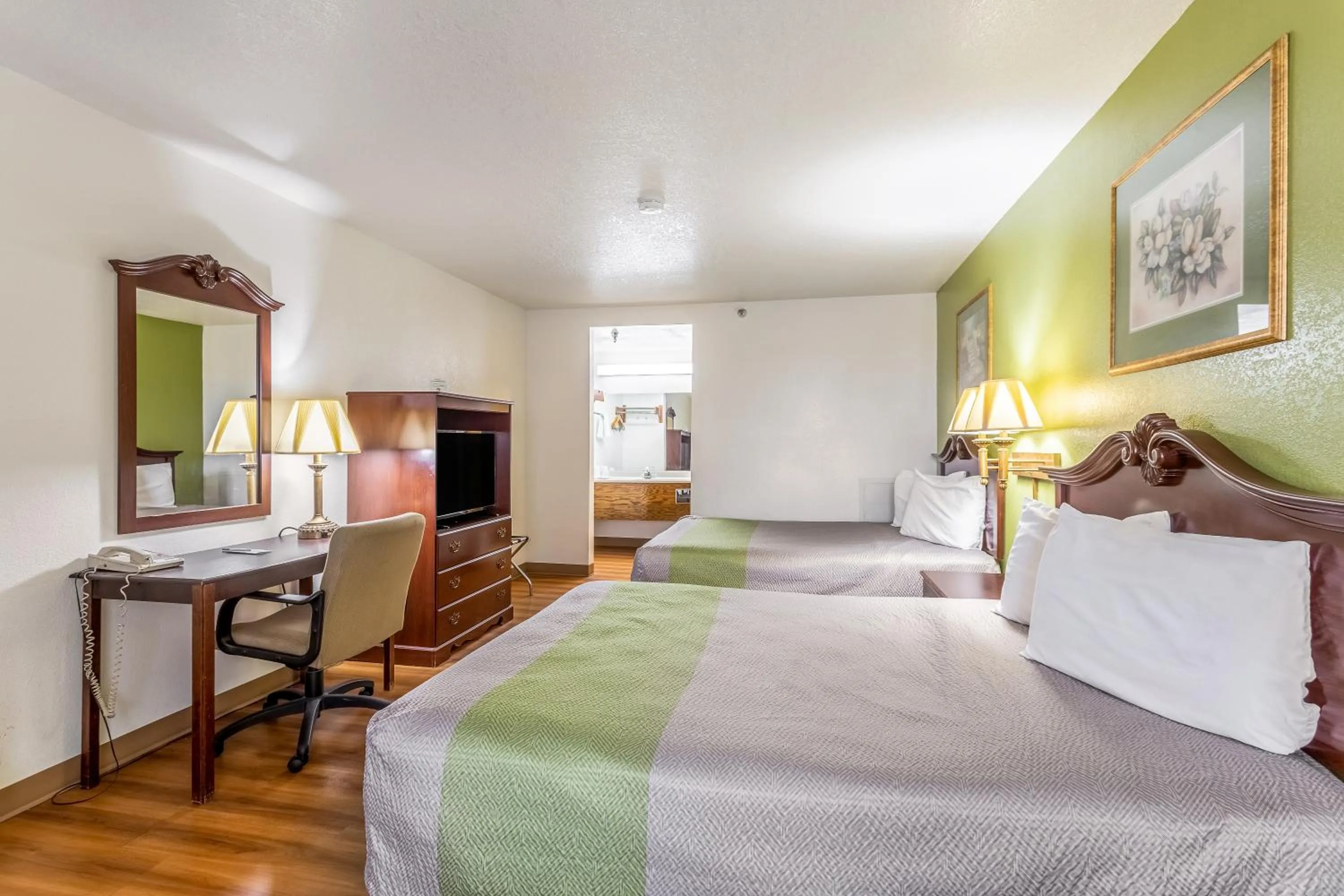 Standard Queen Room with Two Queen Beds - Non-Smoking in Rodeway Inn Santa Rosa