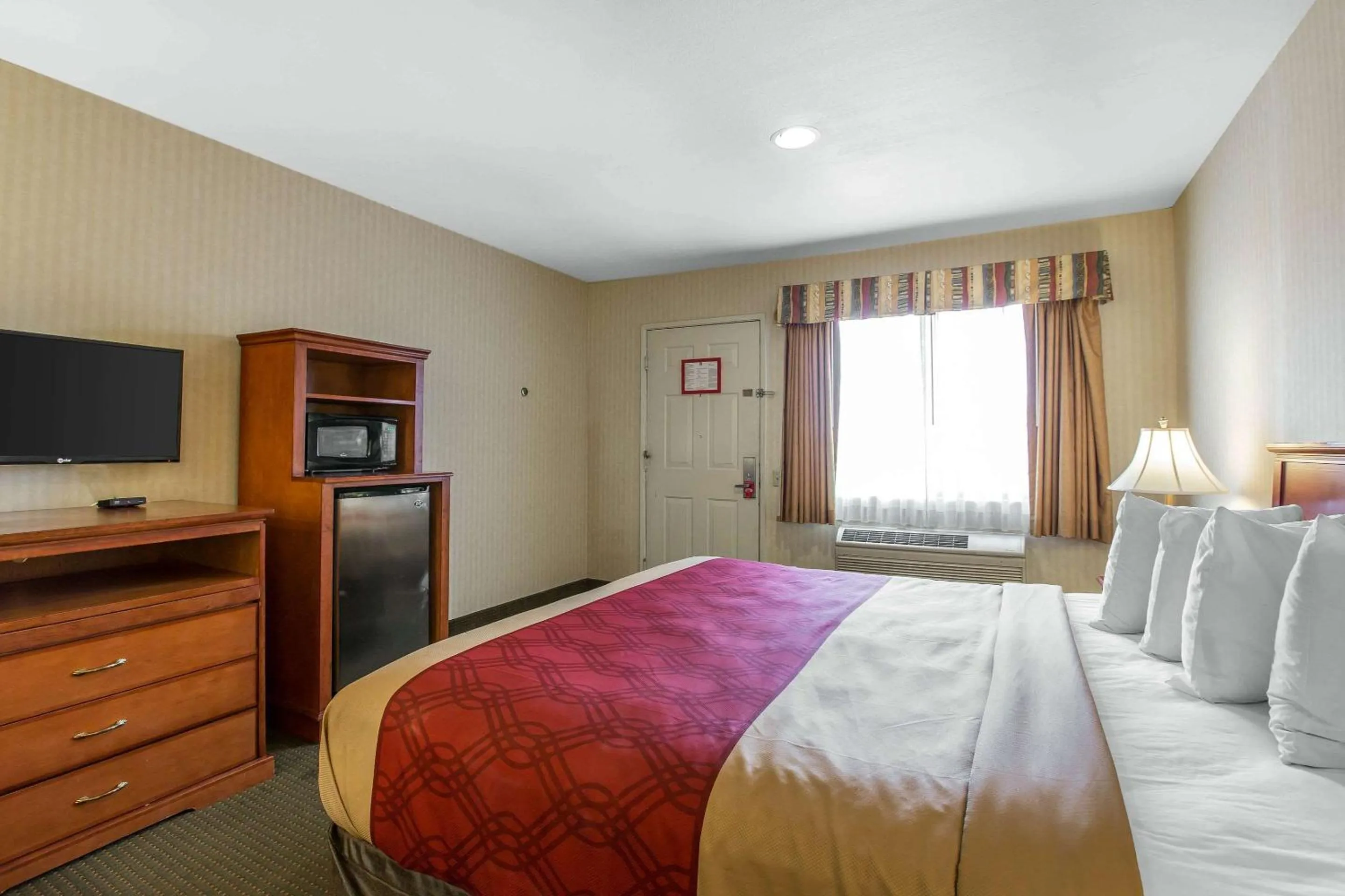 King Room - Smoking  in Econo Lodge Inn & Suites Riverside - Corona