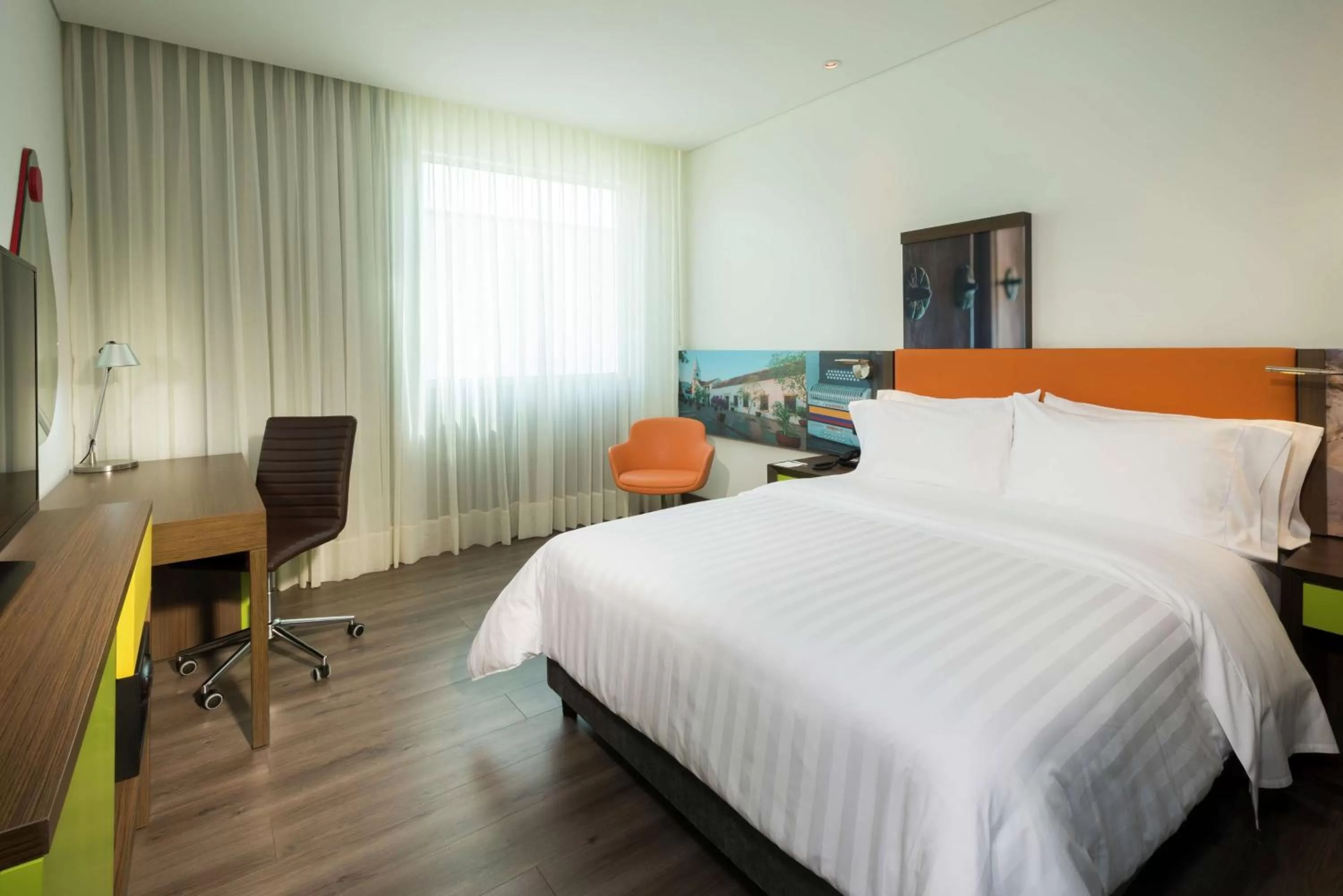 Queen Room with Roll-In Shower - Mobility Access/Non-Smoking in Hampton By Hilton Valledupar