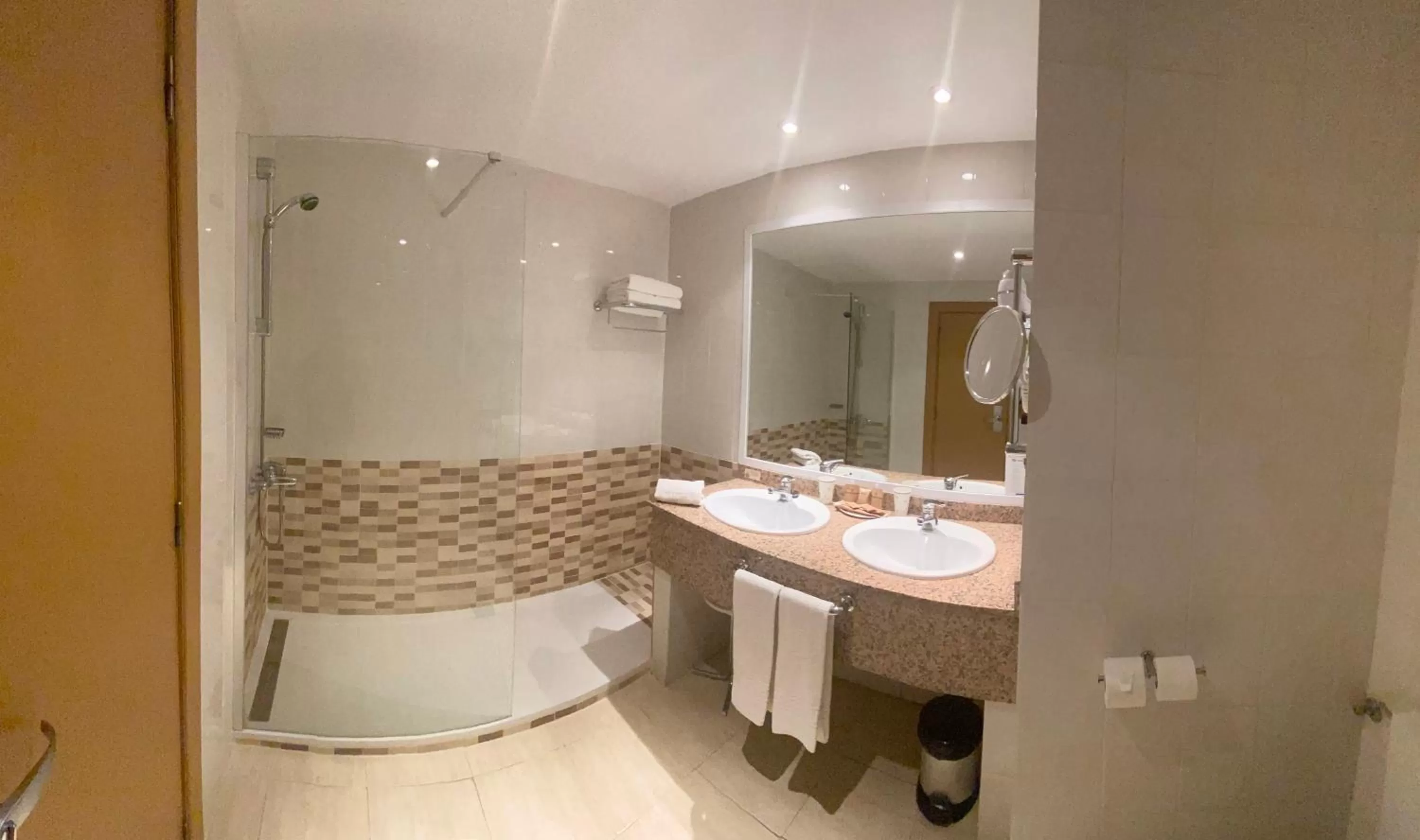 King Room with Spa Access in Beatriz Toledo Auditorium & Spa