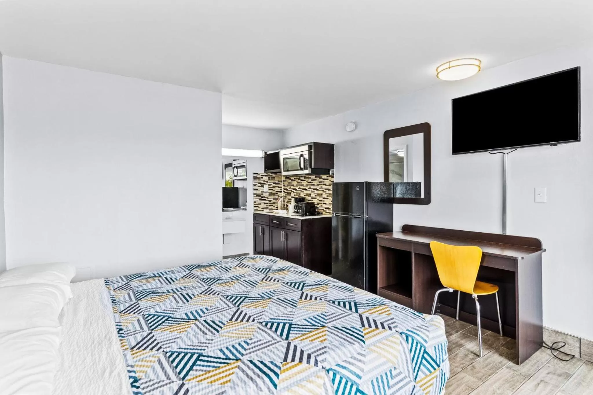 Deluxe King Room - Non-Smoking in Studio 6 Wilmington, NC