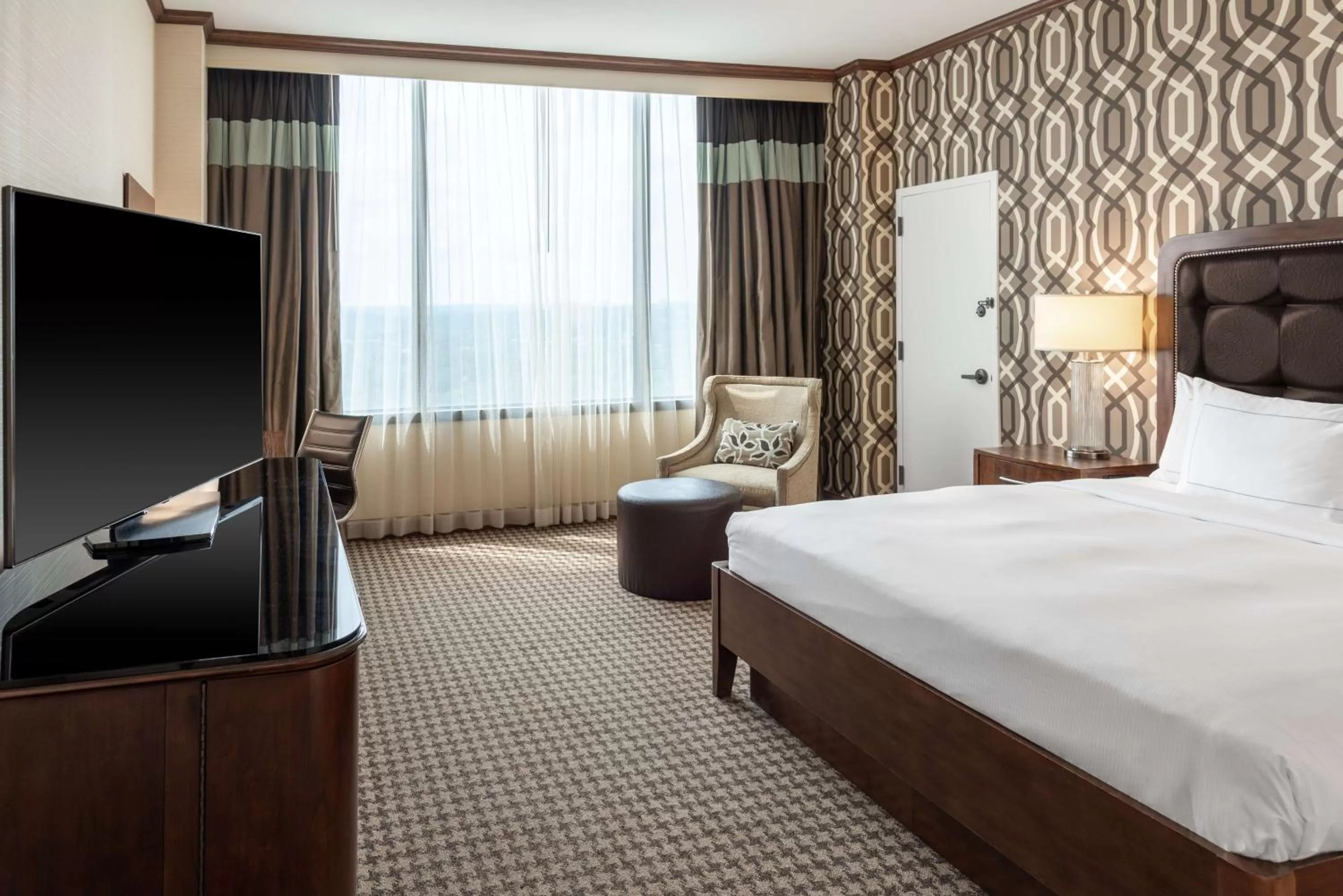 King Room with Bath Tub - Mobility Access in Hilton Alexandria Mark Center