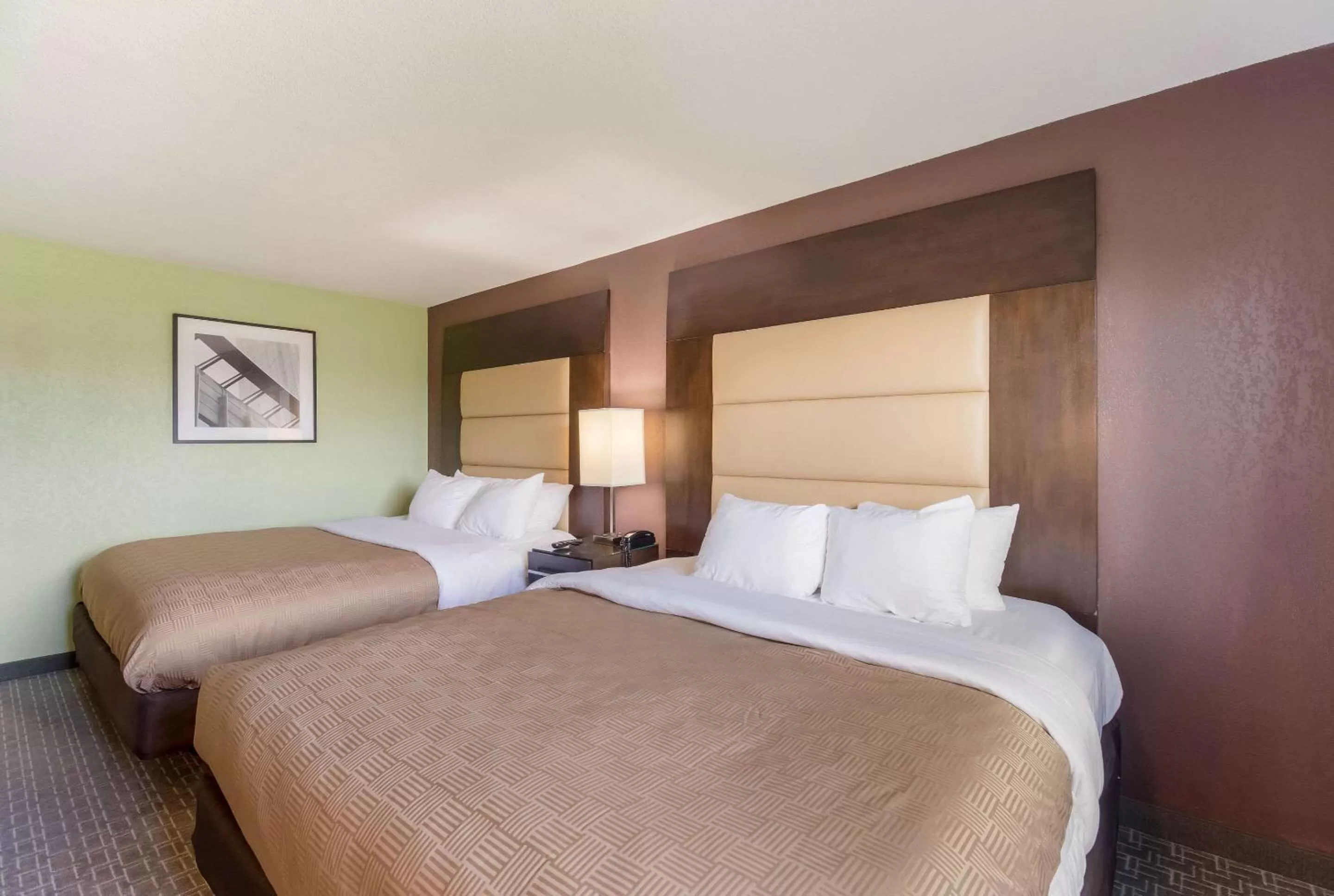 Bedroom, Bed in Clarion Inn