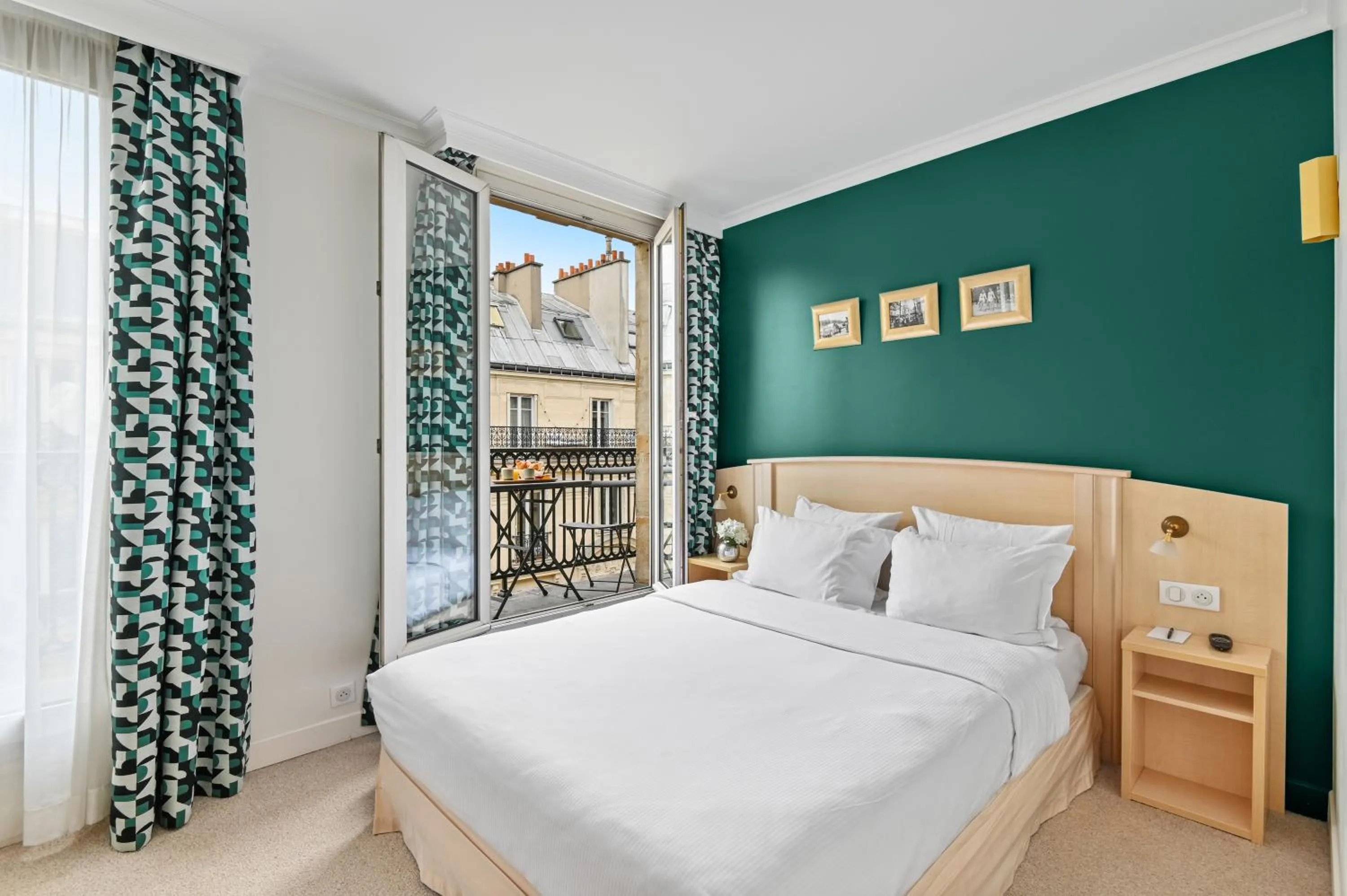 Premium Double Room with Balcony in Hotel Elysees Opera