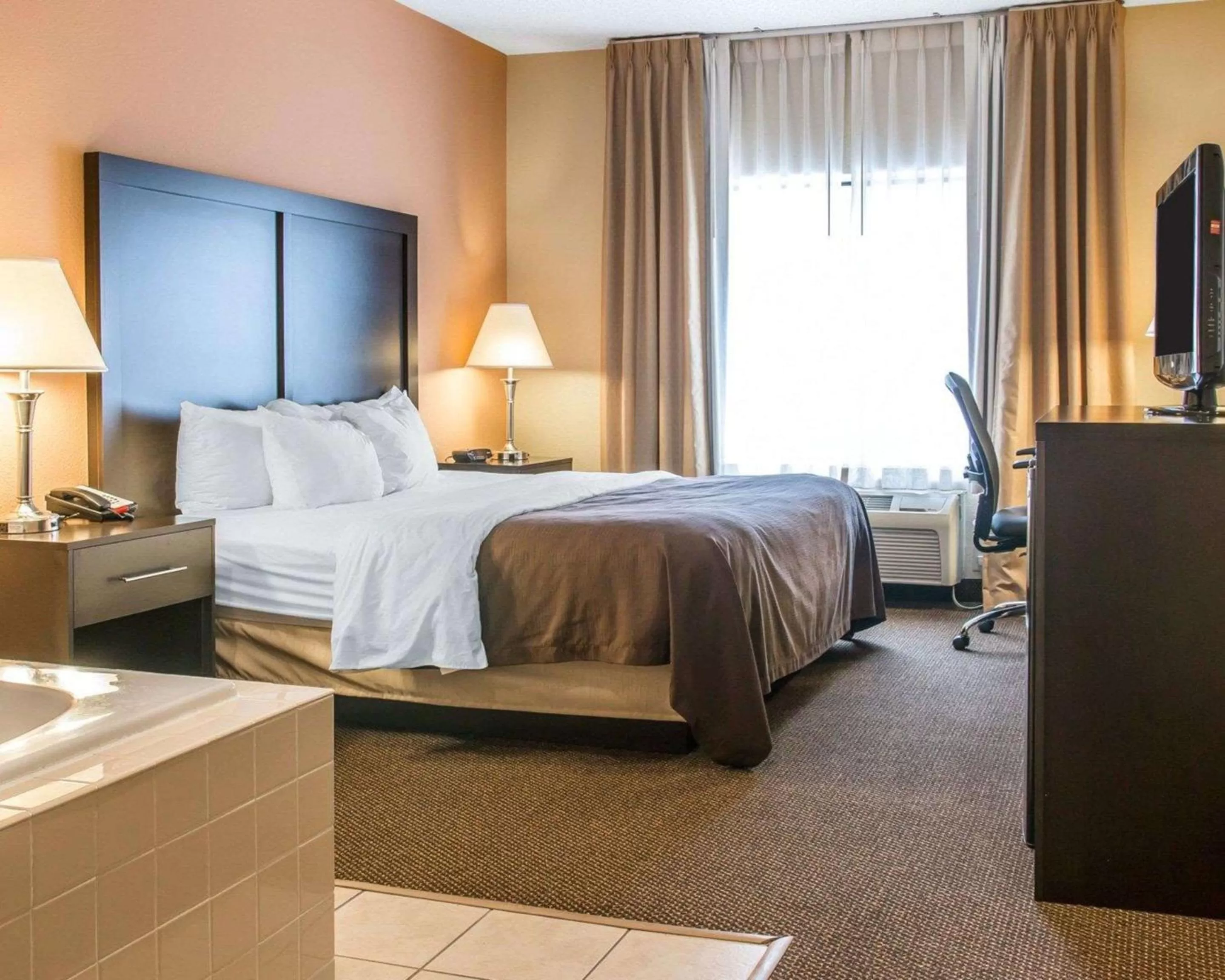King Suite with Spa Bath in Quality Inn & Suites Niles