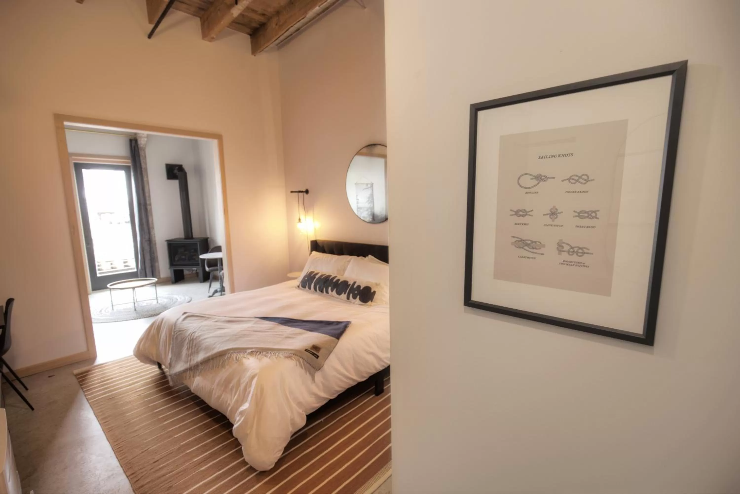 Deluxe Cityview King Studio in Bowline Hotel