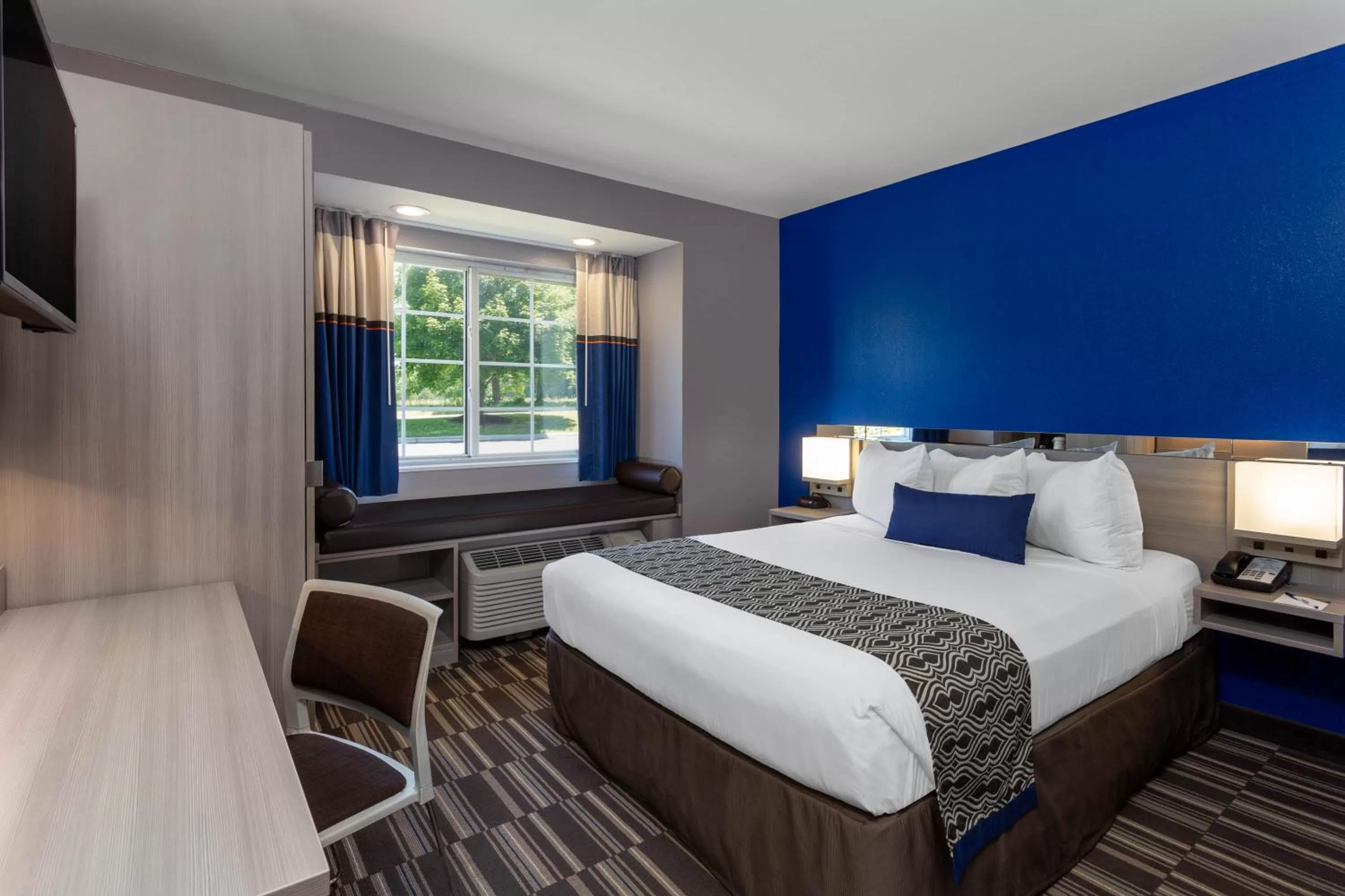 Queen Room - Non-Smoking in Microtel Inn & Suites by Wyndham Bethel/Danbury