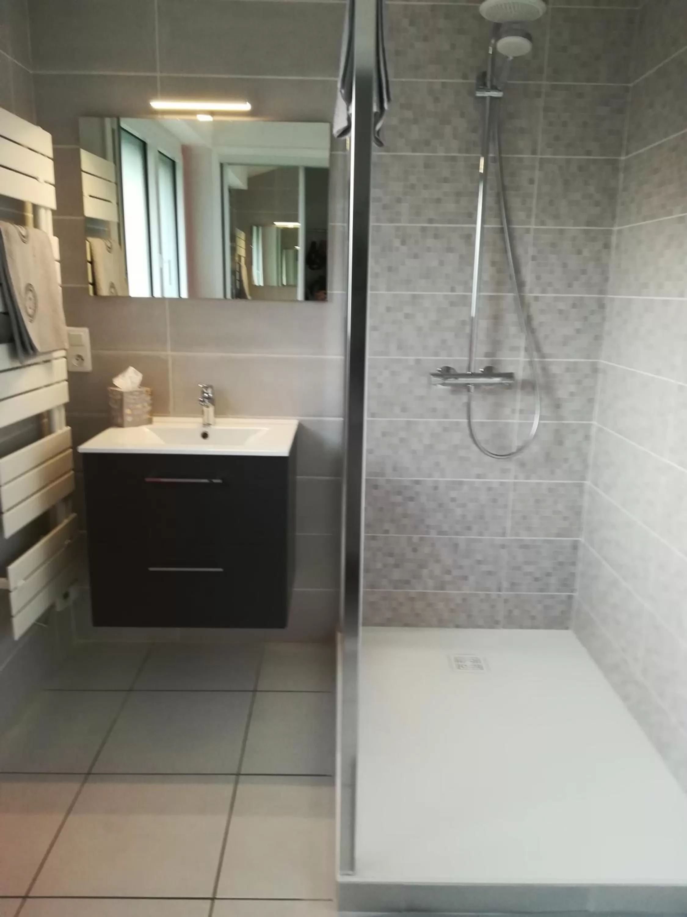 Large Double Room in Campagne à la Ville