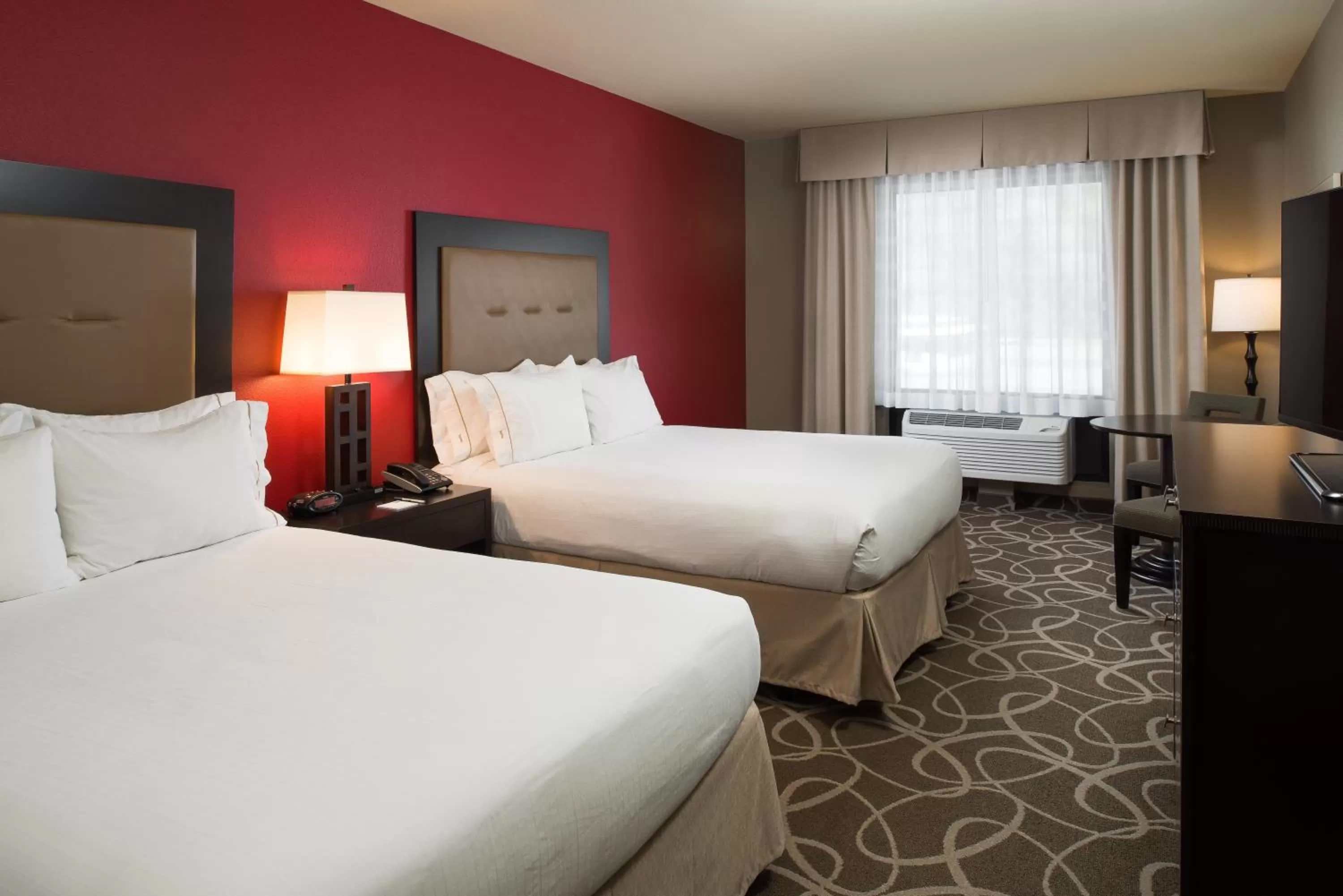 Standard Queen Room with Two Queen Beds in Holiday Inn Express Klamath - Redwood Ntl Pk Area by IHG
