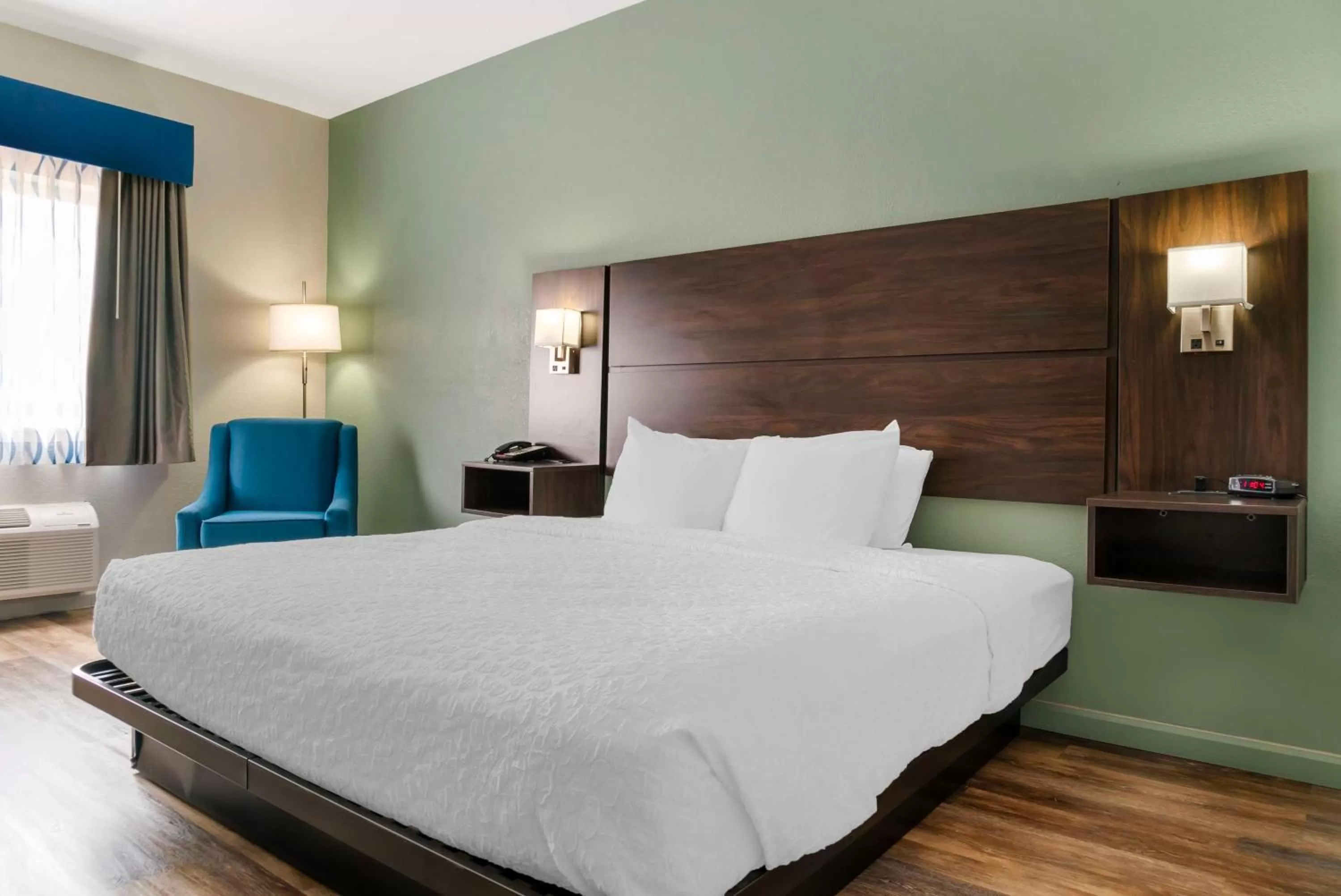 King Room with Roll-In Shower - Disability Access in Best Western Clare Hotel