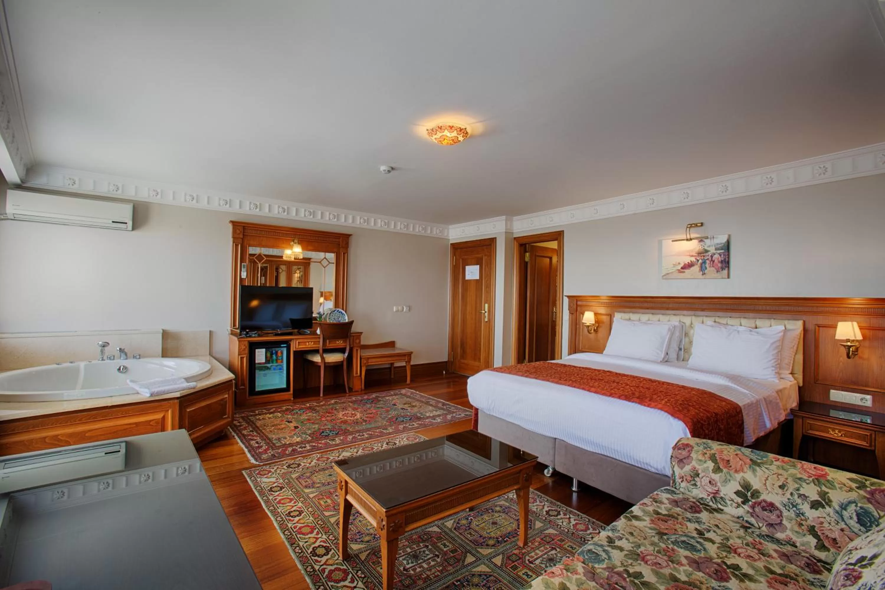 Triple Room with Sea View and Hot Tub in Hotel Sumengen