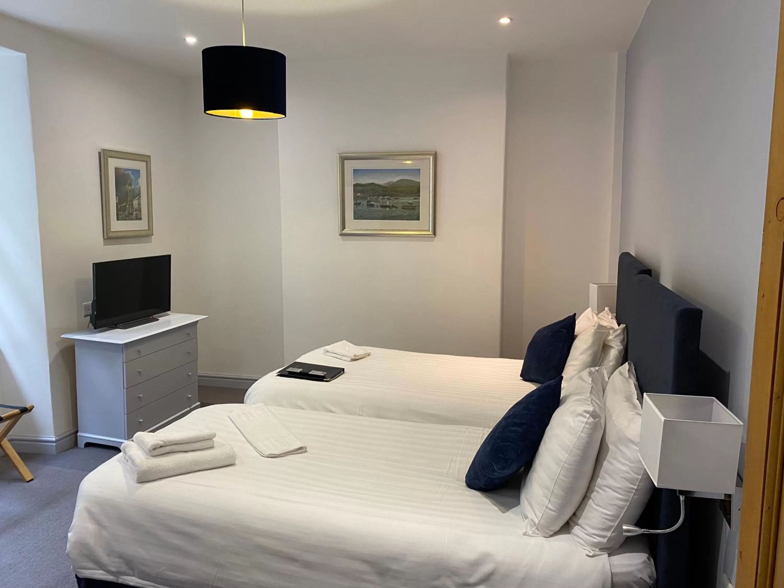 Twin Room with Private Bathroom in Grapes Hotel, Bar & Restaurant Snowdonia Nr Zip World