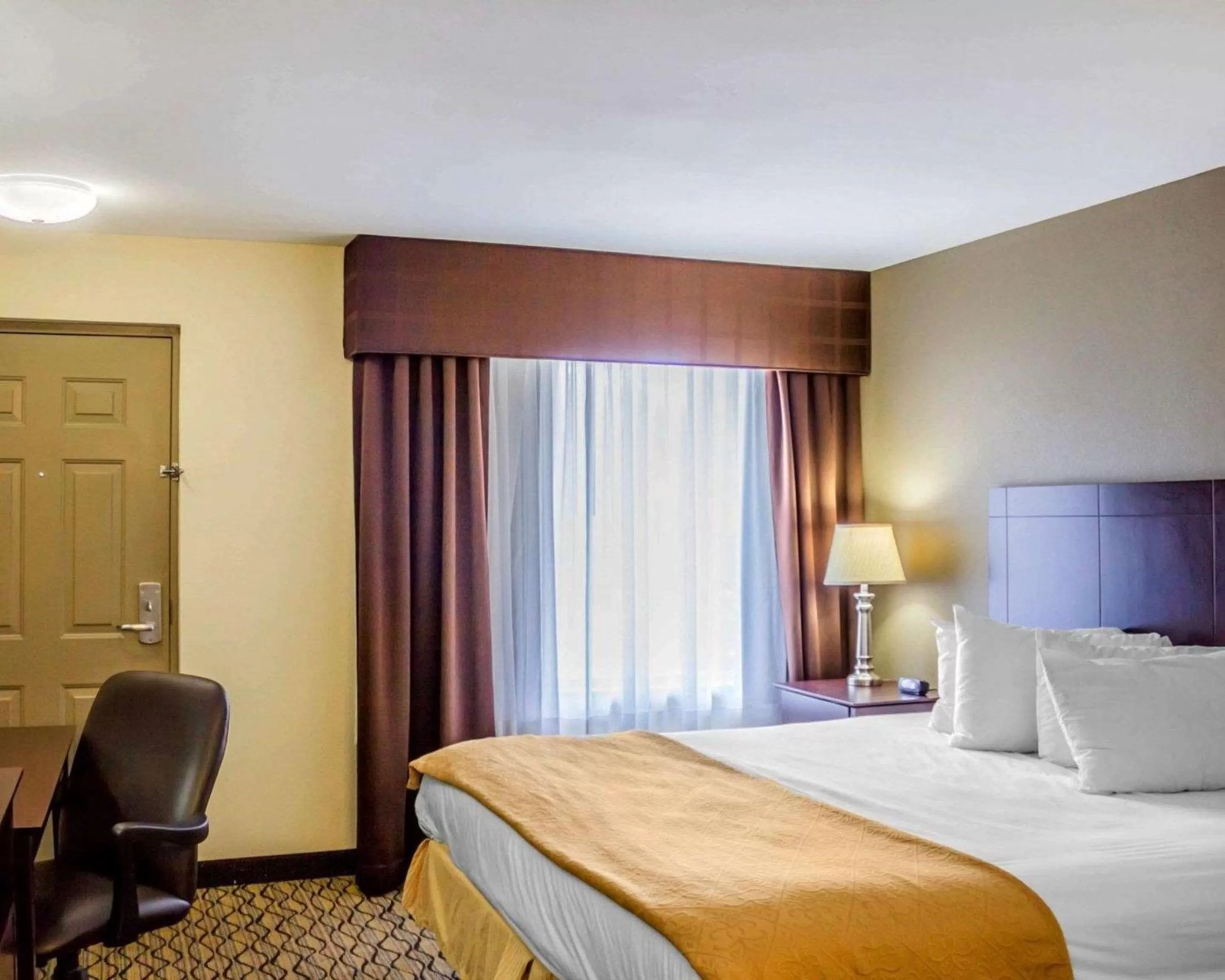 King Room - Non-Smoking in Quality Inn Waterbury East