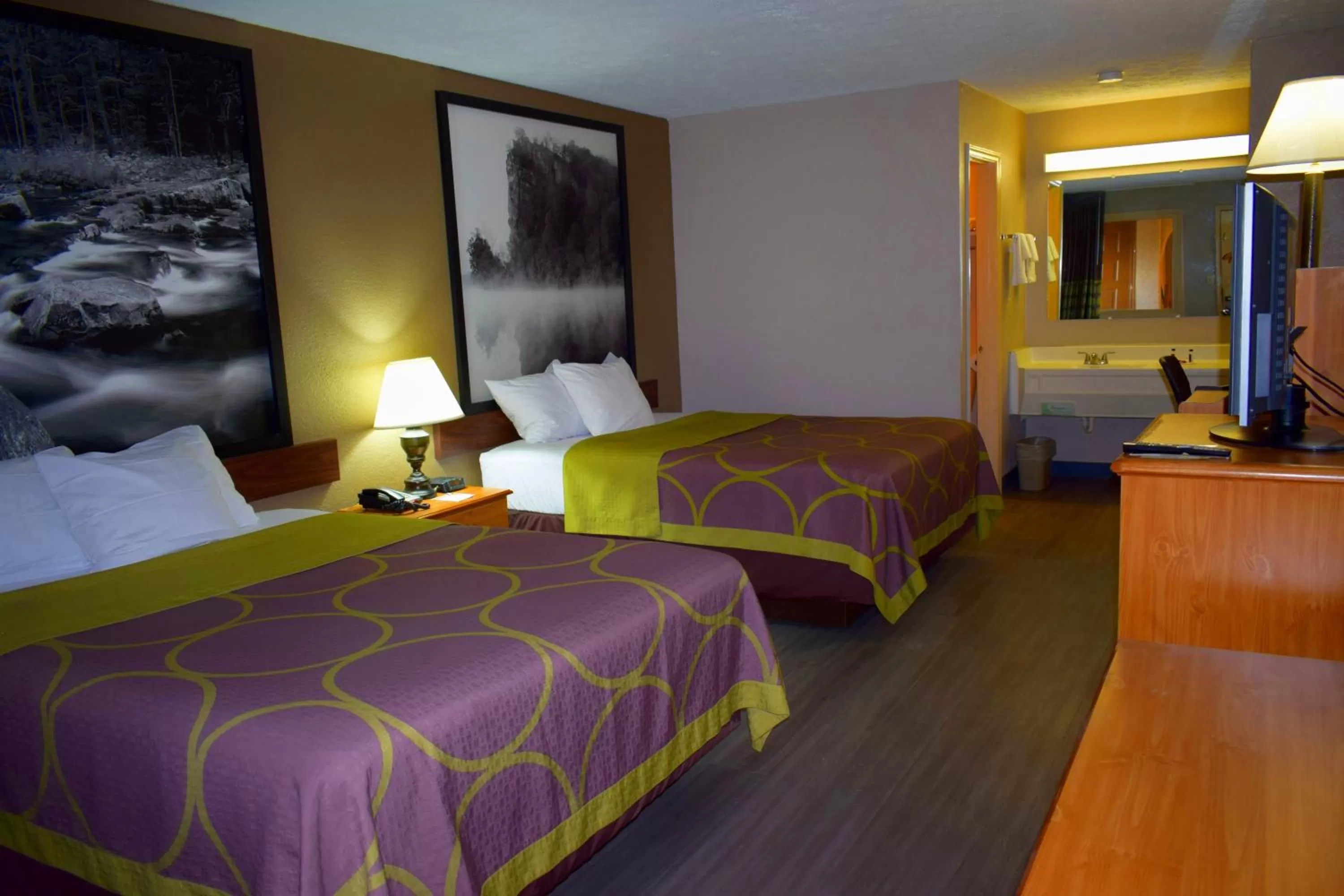 Queen Room - Mobility Access/Non-Smoking in Super 8 by Wyndham Fort Chiswell Wytheville Area