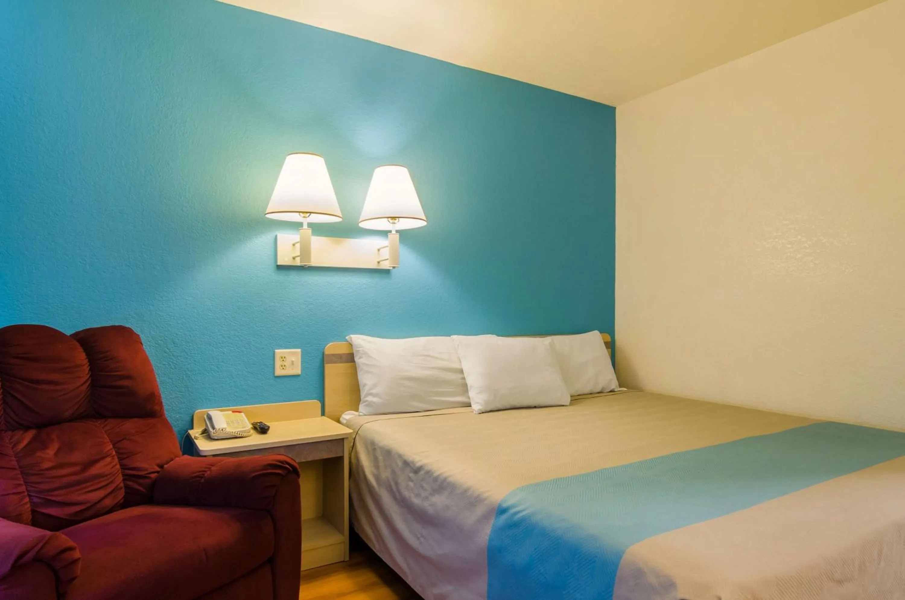 King Room - single occupancy - Non-Smoking in Motel 6-Mitchell, SD