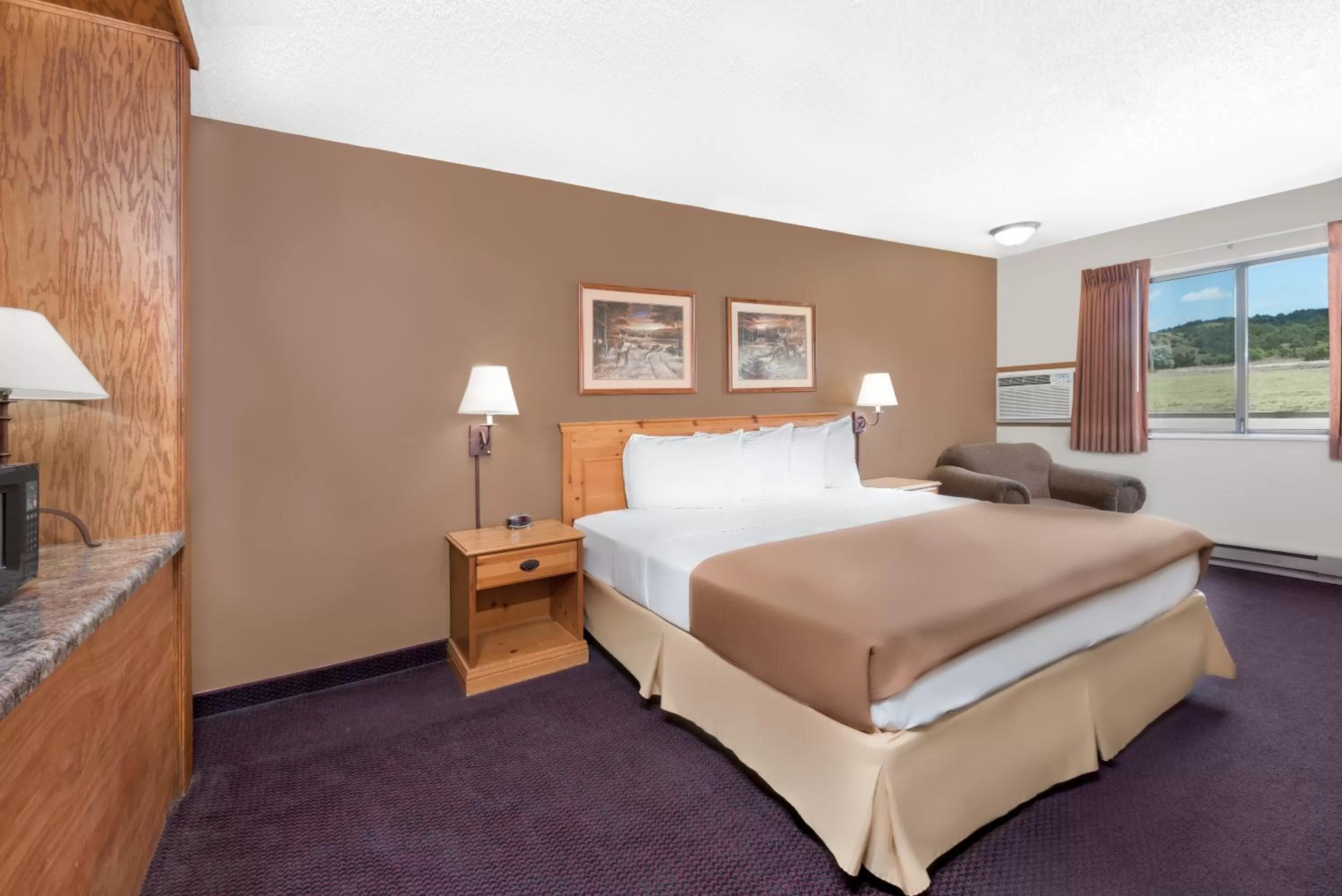 Queen Room with One Queen Bed and Tub with Grab Bars - Mobility Accessible/Pet-Friendly/Non-Smoking in Super 8 by Wyndham Chamberlain SD