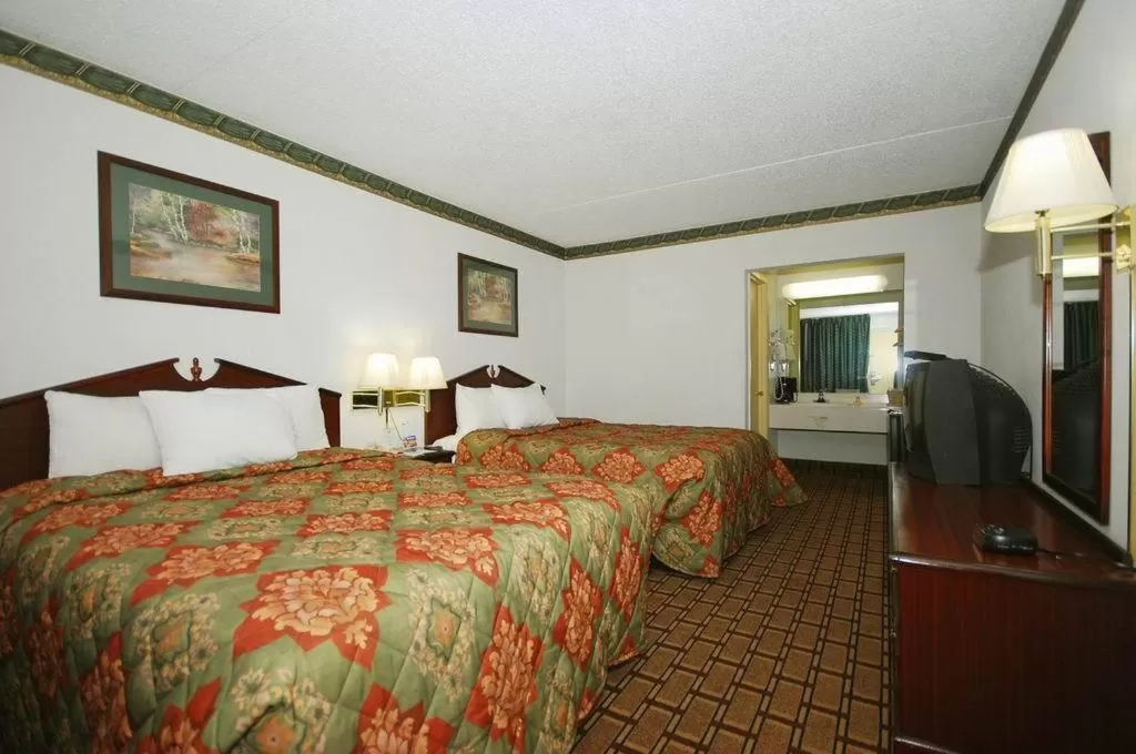 Queen Room with Two Queen Beds - Smoking in Days Inn by Wyndham Dickson