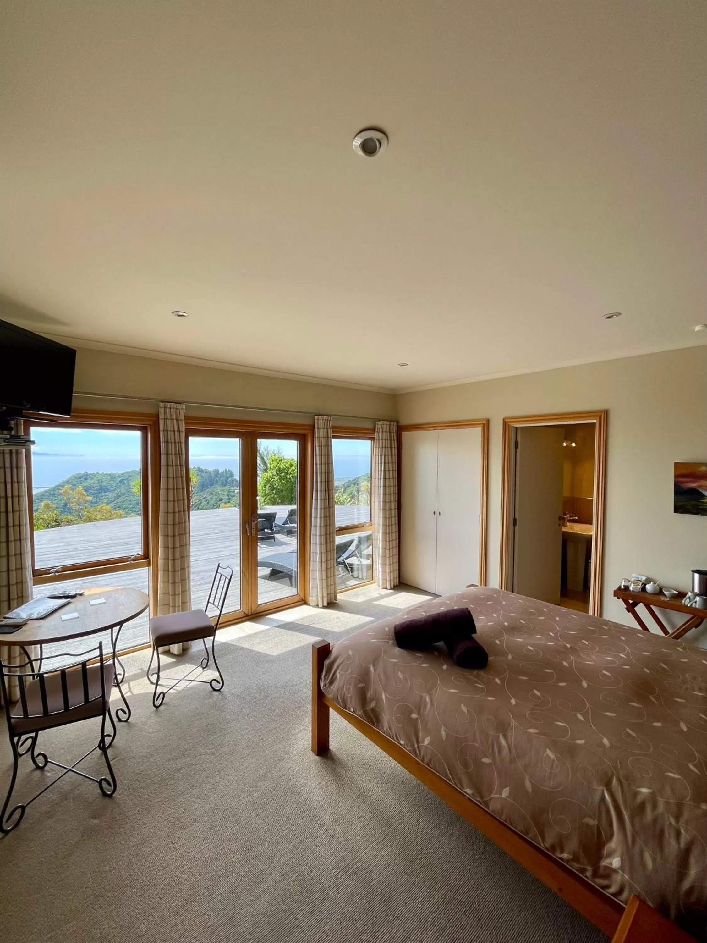 Queen Room with Mountain View in Parautane Lodge