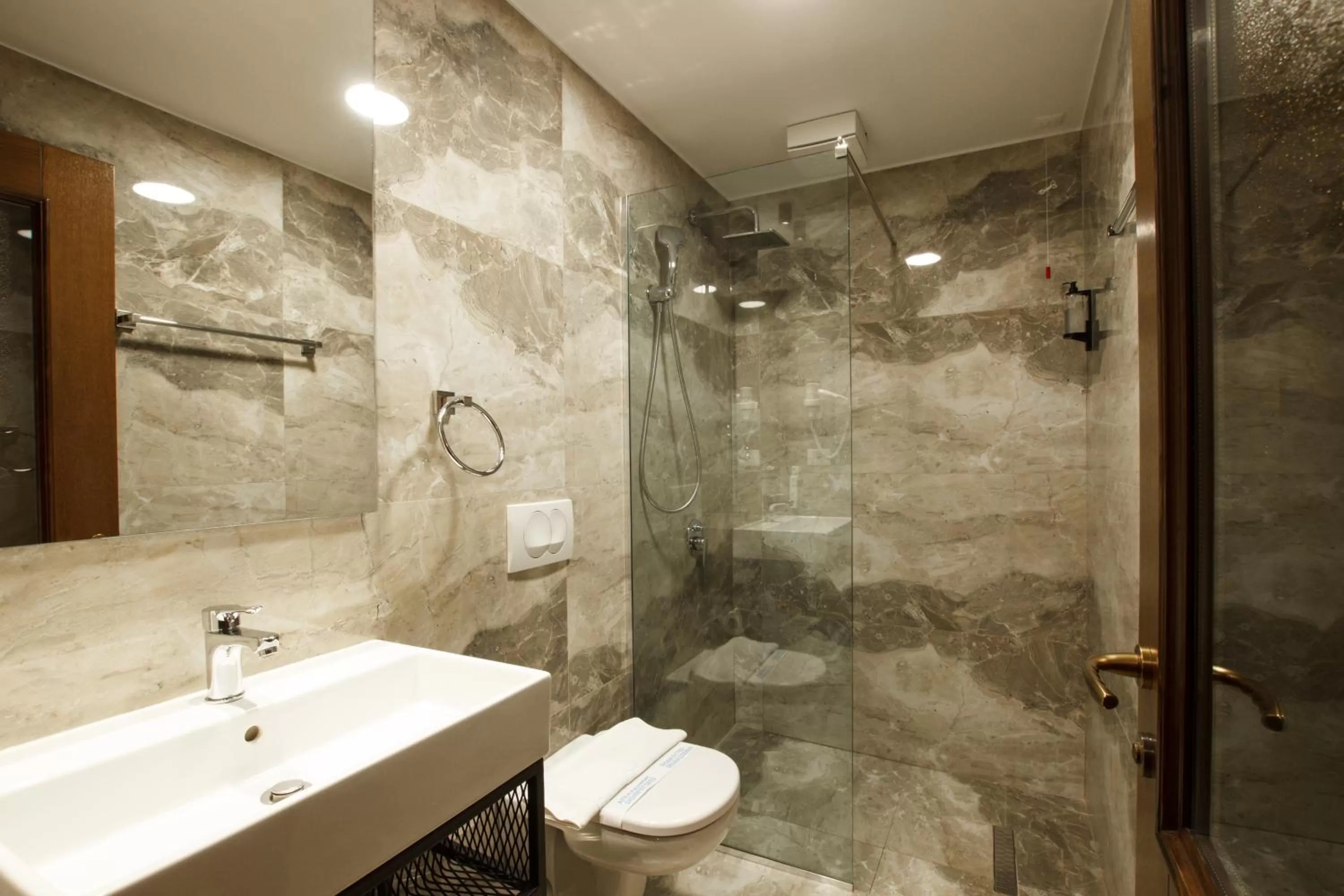 Standard Twin Room in Rose Garden Hotel