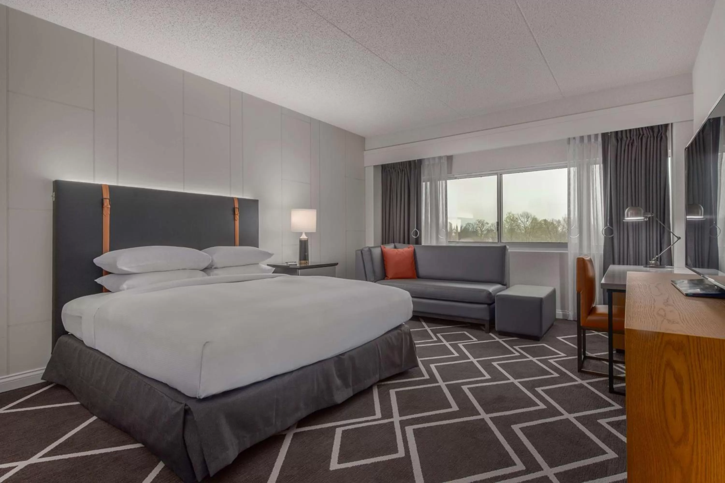 King Room with Bath Tub - Mobility Access in Hilton Boston Woburn