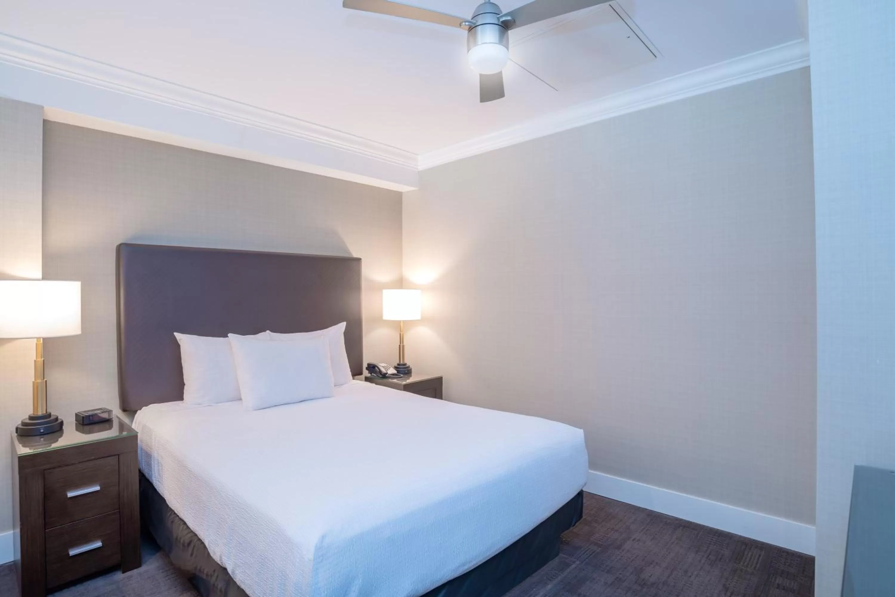 Loft Suite, 1 Queen Bed, Kitchen in Sandman Hotel Oakville