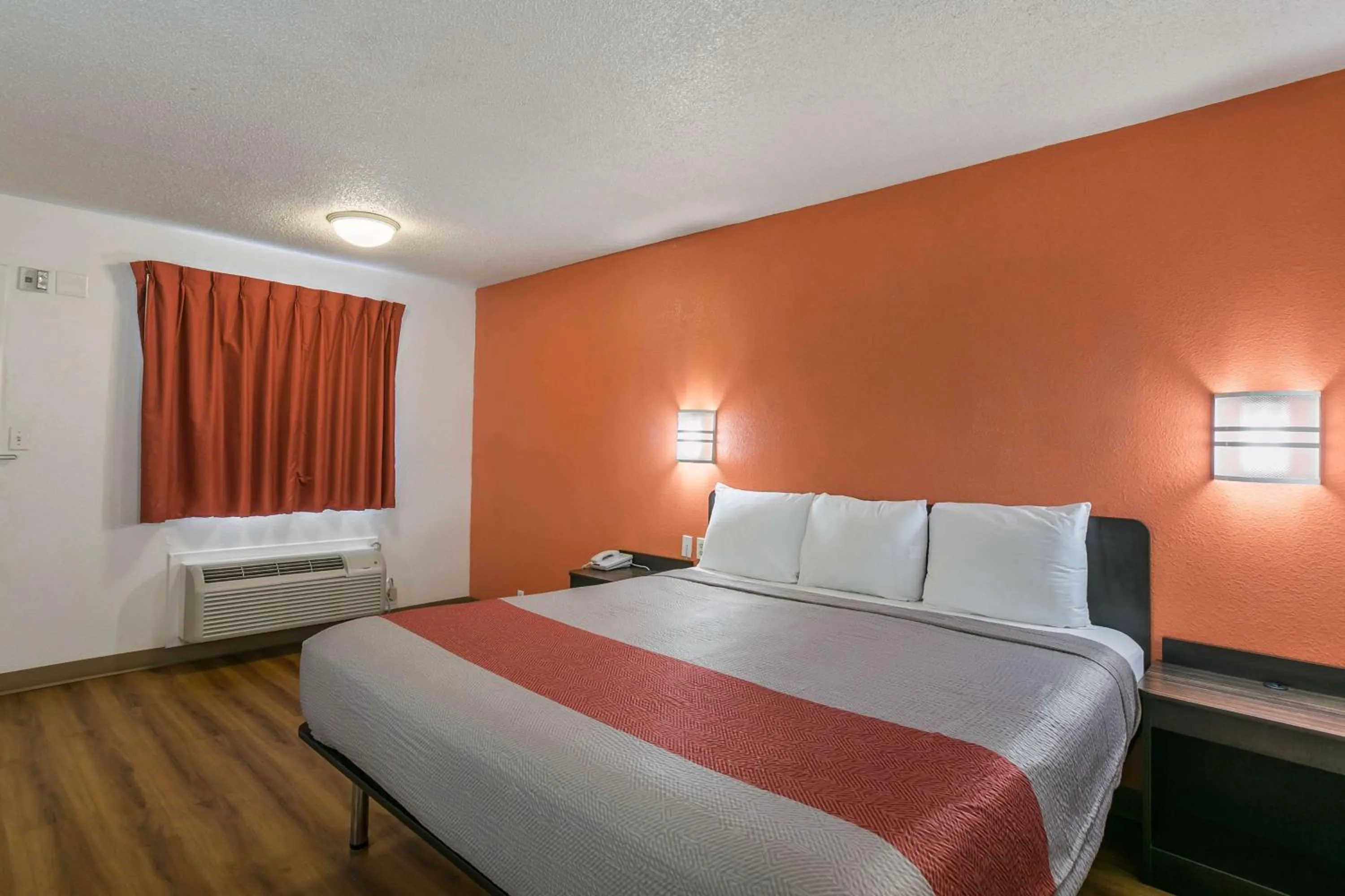 Deluxe Queen Room in Motel 6-Dothan, AL