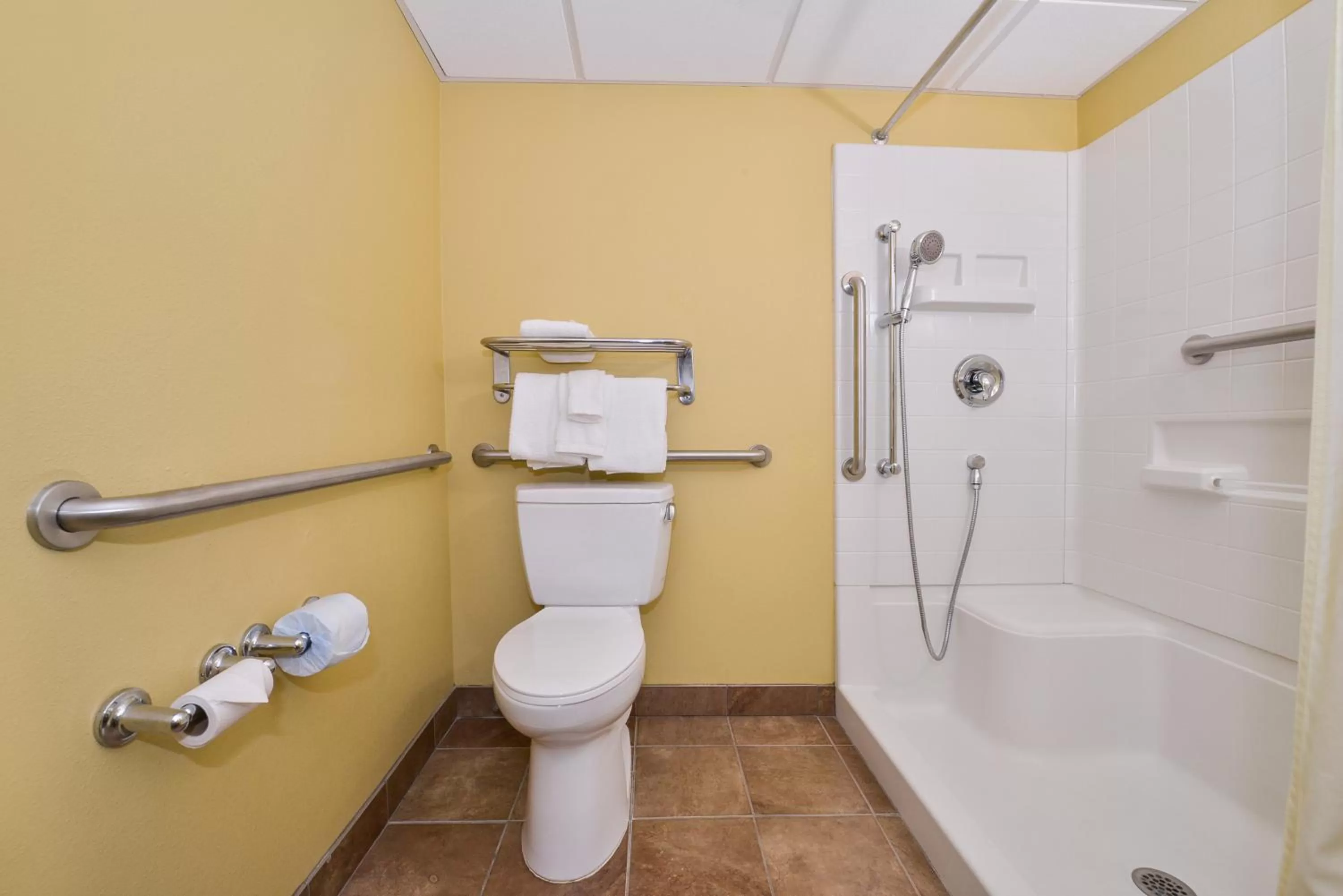 Queen Room - Disability Access in Lamplighter Inn-South