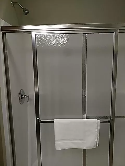 Queen Room - Disability Access in Brookstone Lodge & Suites - Emmetsburg