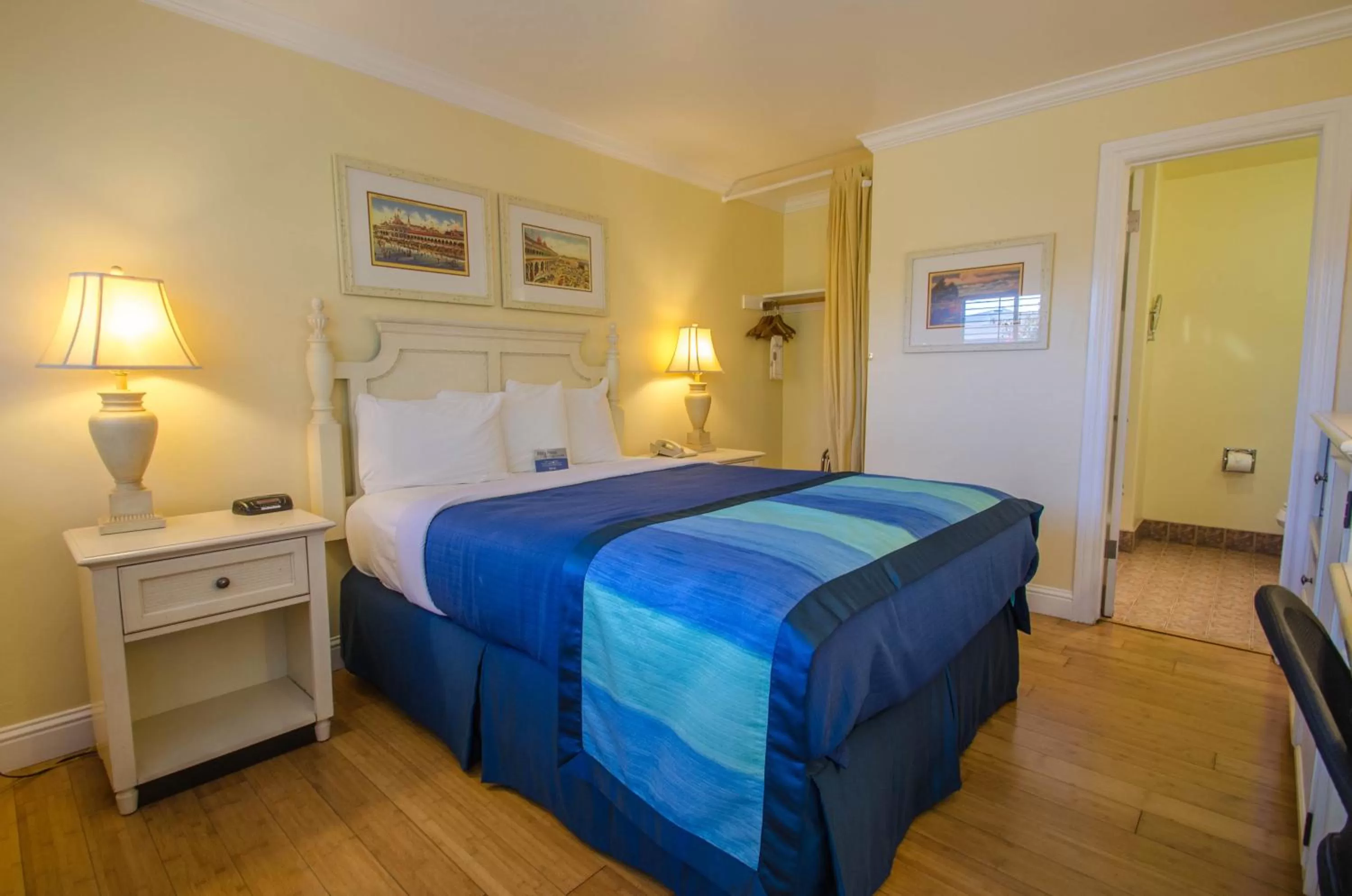 Standard King Room in Continental Inn