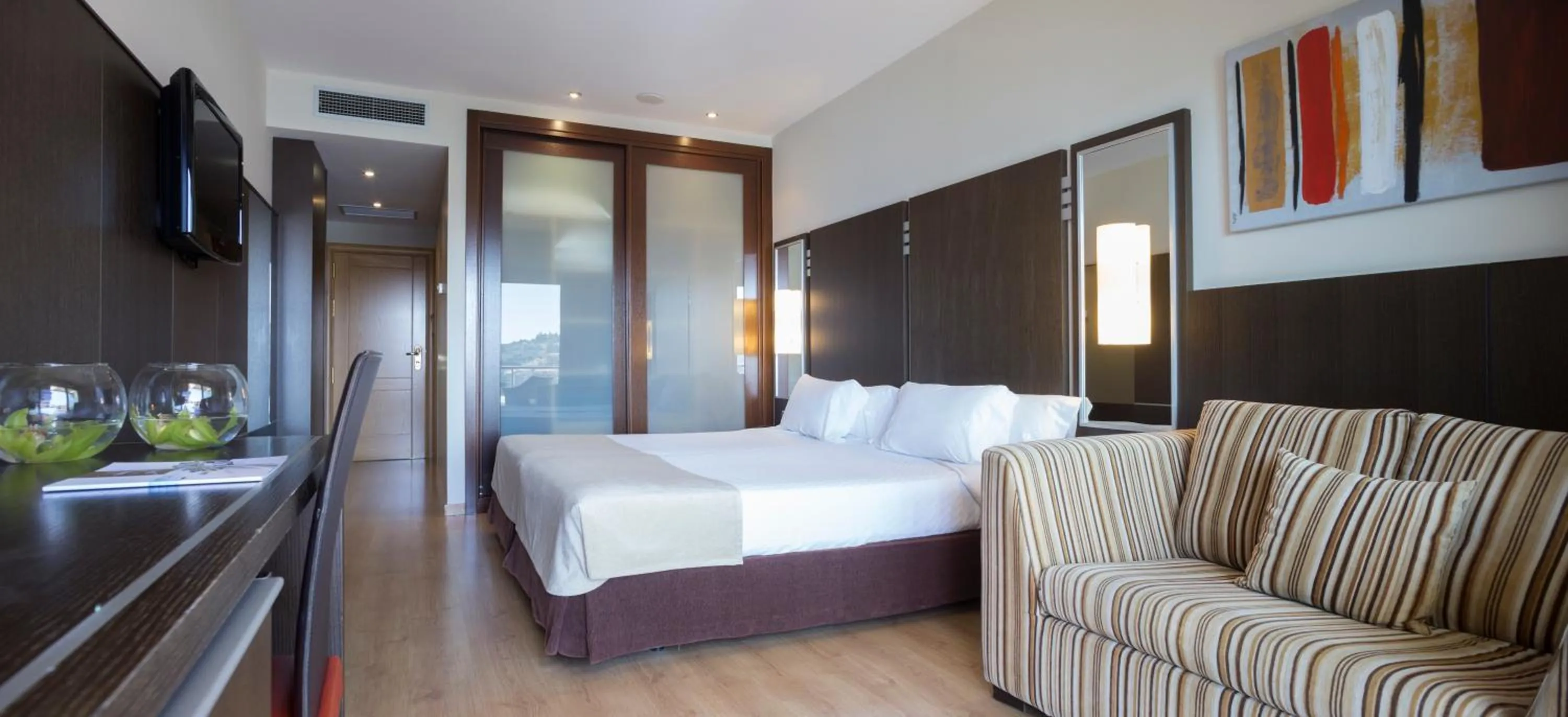 Double or Twin Room with Sea view (2 Adults + 1 Child ) in Gran Talaso Hotel Sanxenxo