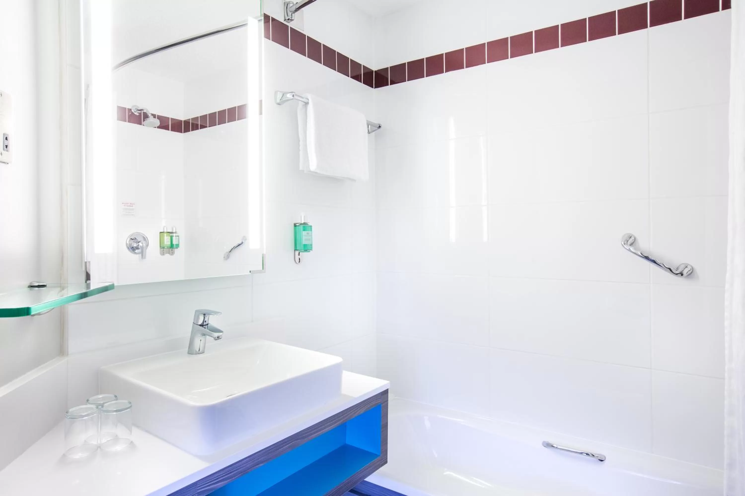 Standard Twin Room with Sofa in Leonardo Hotel Belfast - Formerly Jurys Inn