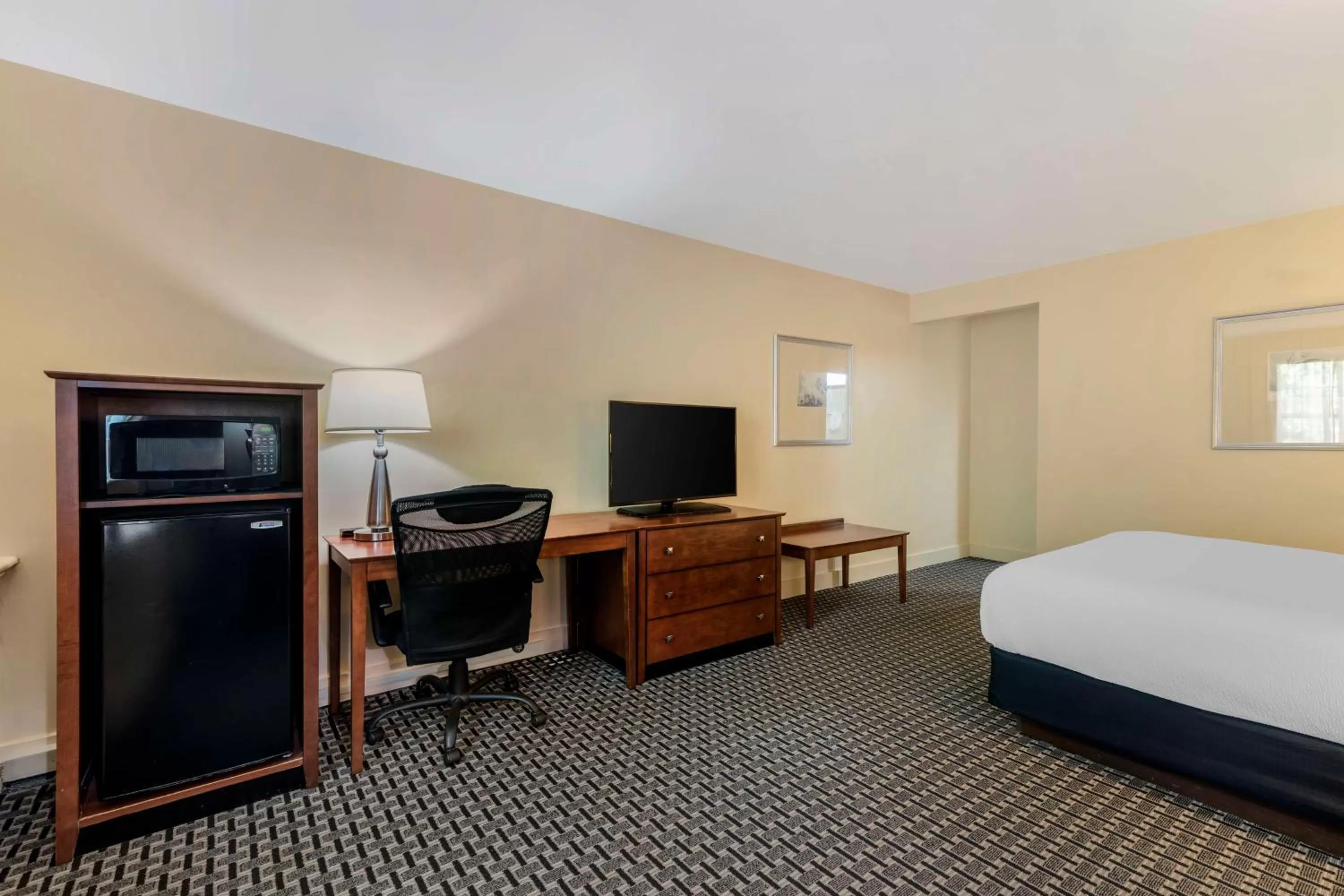 King Room - - Disability Access/Non-Smoking  Roll in Shower in Best Western Plus Brunswick Bath