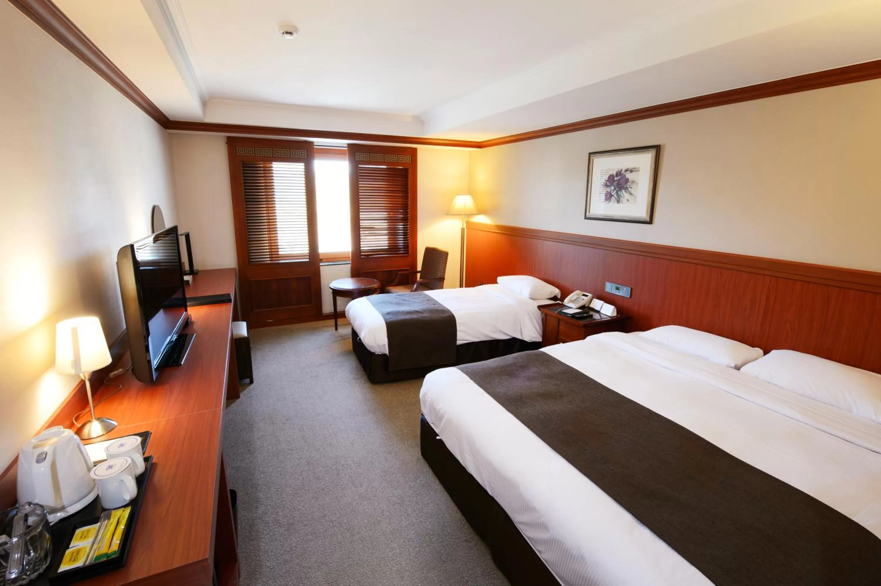 Deluxe Twin Room with Lake View in Commodore Hotel Gyeongju