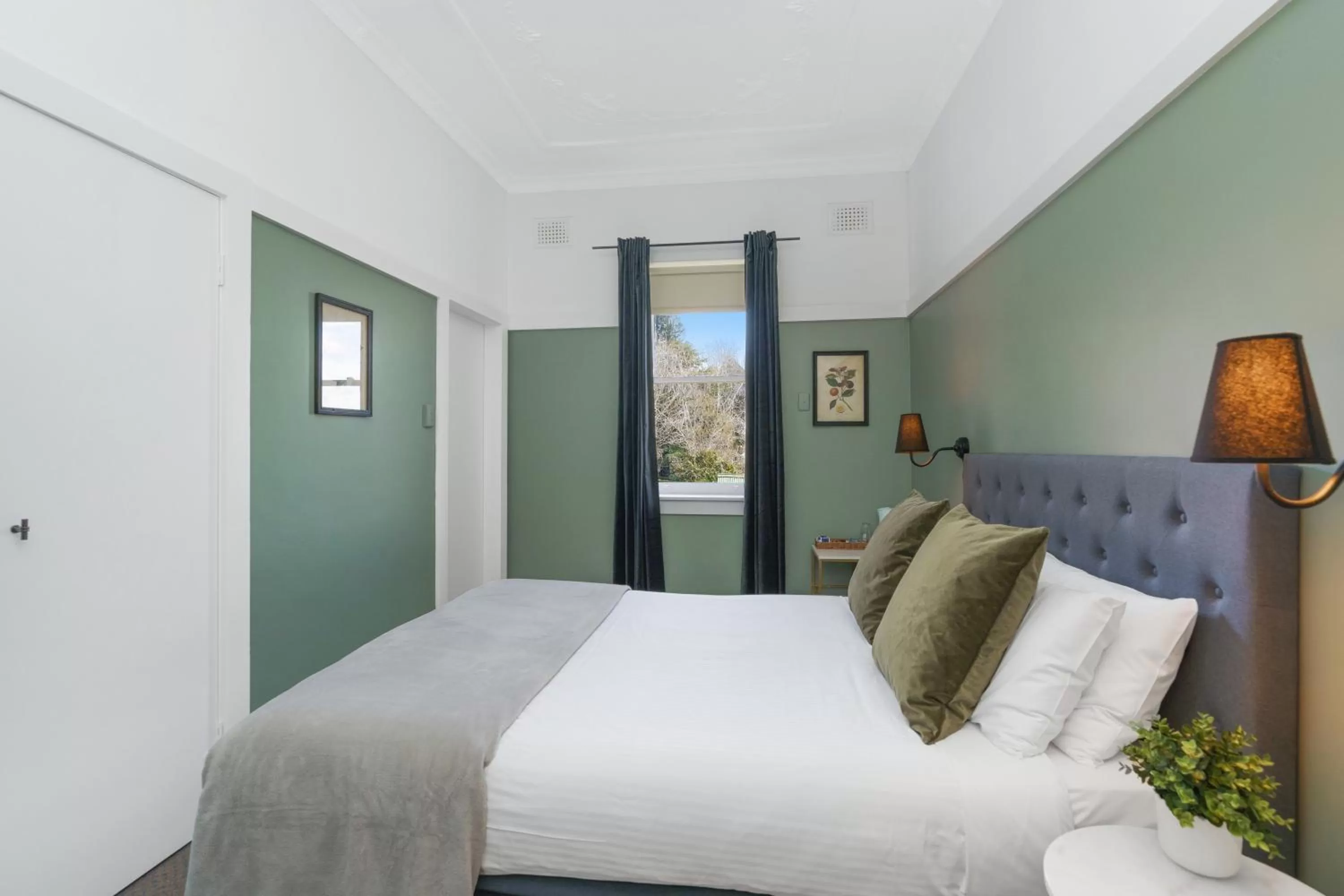 Standard Queen Room with Ensuite Bathroom in Bundanoon Hotel