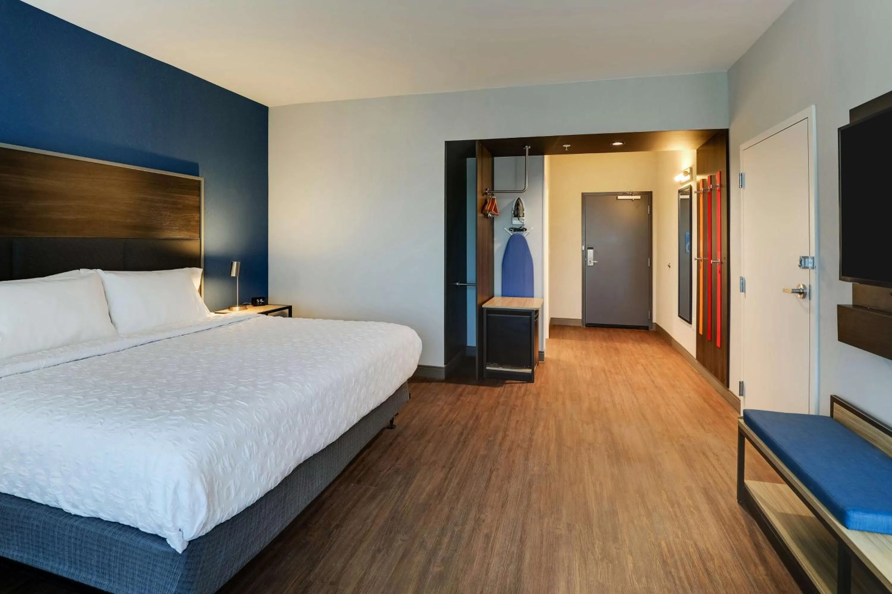 King Room with Roll-In Shower - Mobility Access in Tru By Hilton Leland Wilmington