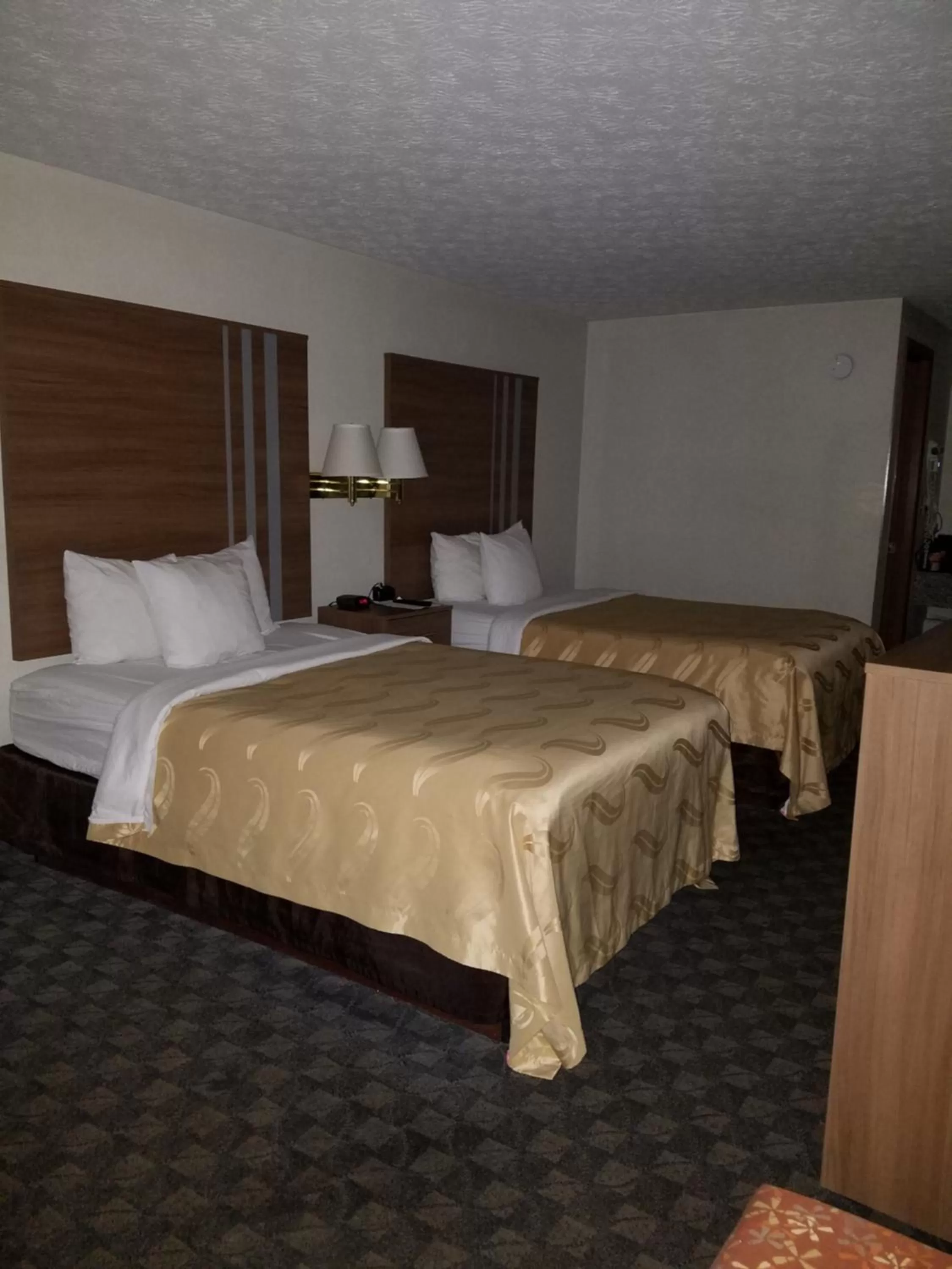 Double Room with Two Double Beds - Non-Smoking/Top Floor - Pet Friendly in Quality Inn New River Gorge