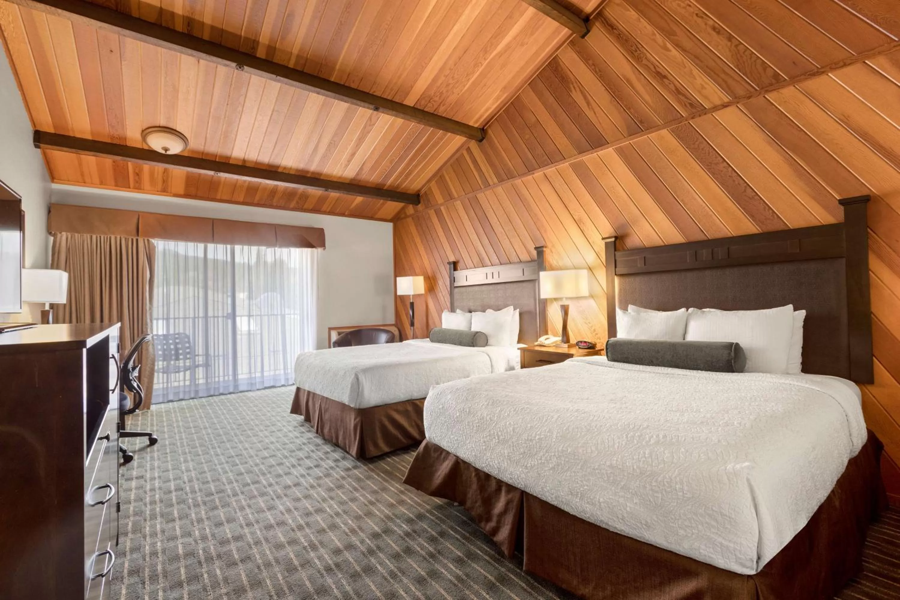 Queen Room with Two Queen Beds and Balcony - Moutain View/Non-Smoking in Best Western Plus Tree House