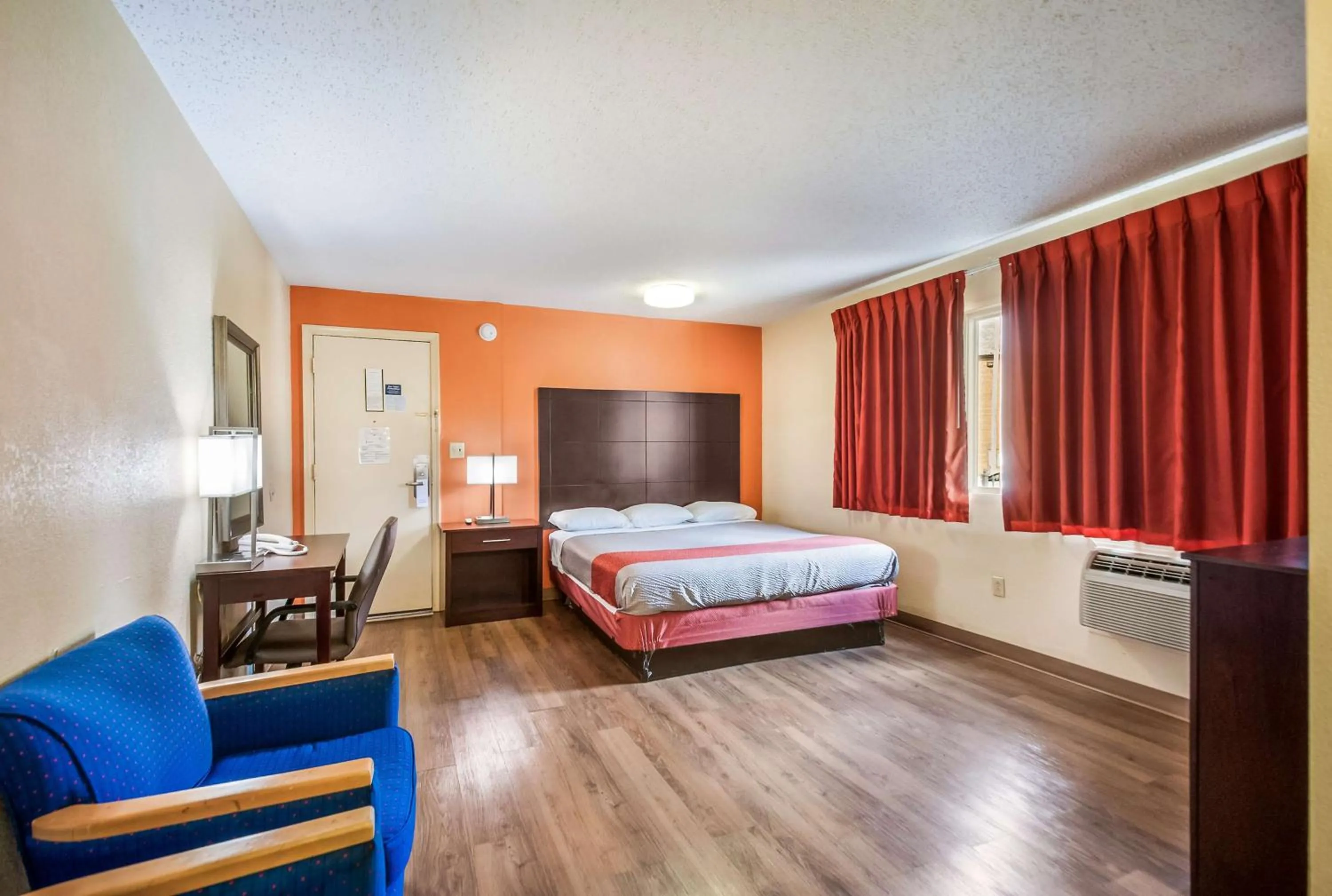 Double Room - Disability Access - Roll In Shower in Motel 6-Washington, DC - Convention Center