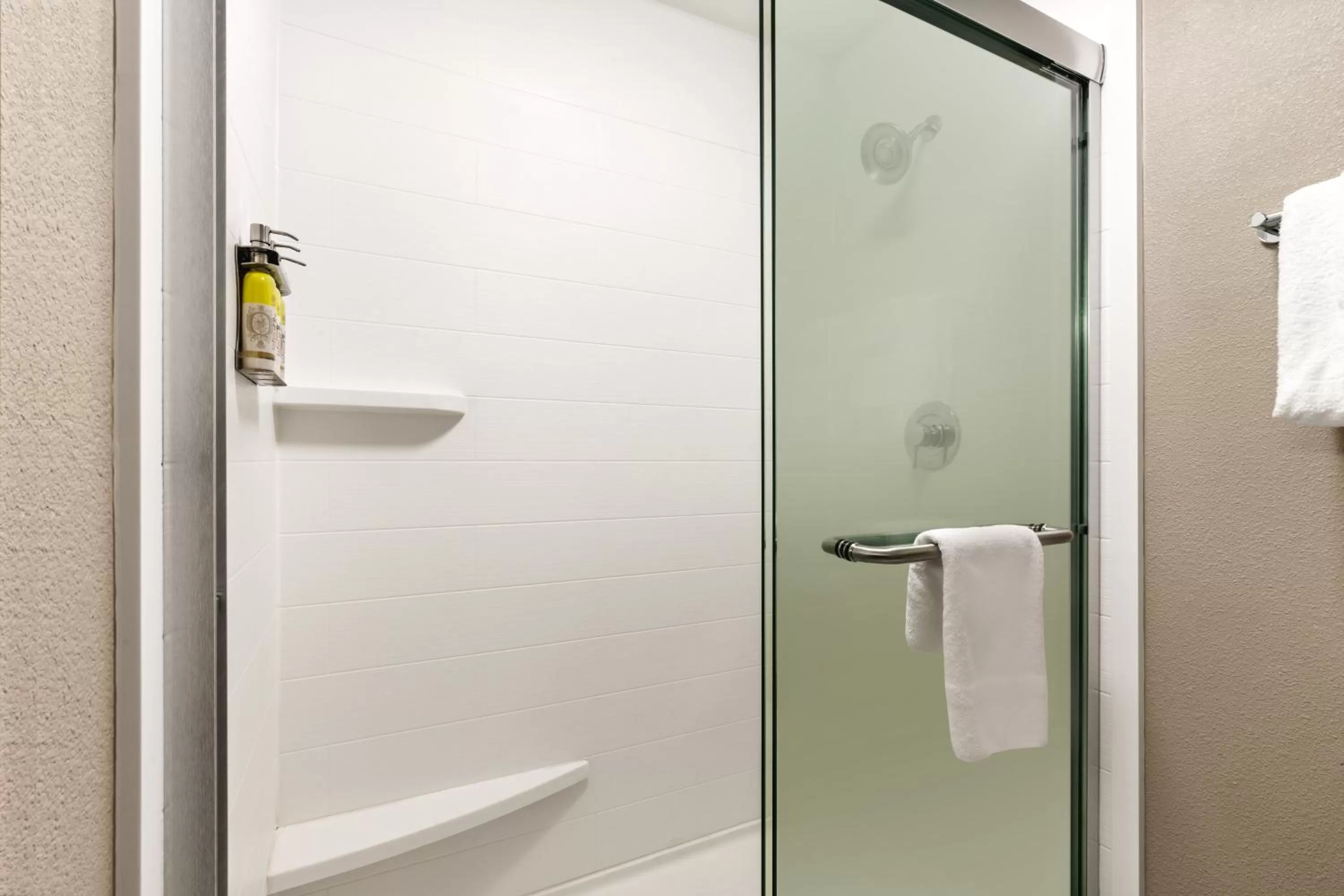King Room - Hearing Accessible - Non-Smoking in Holiday Inn Express Portland SE - Clackamas Area by IHG
