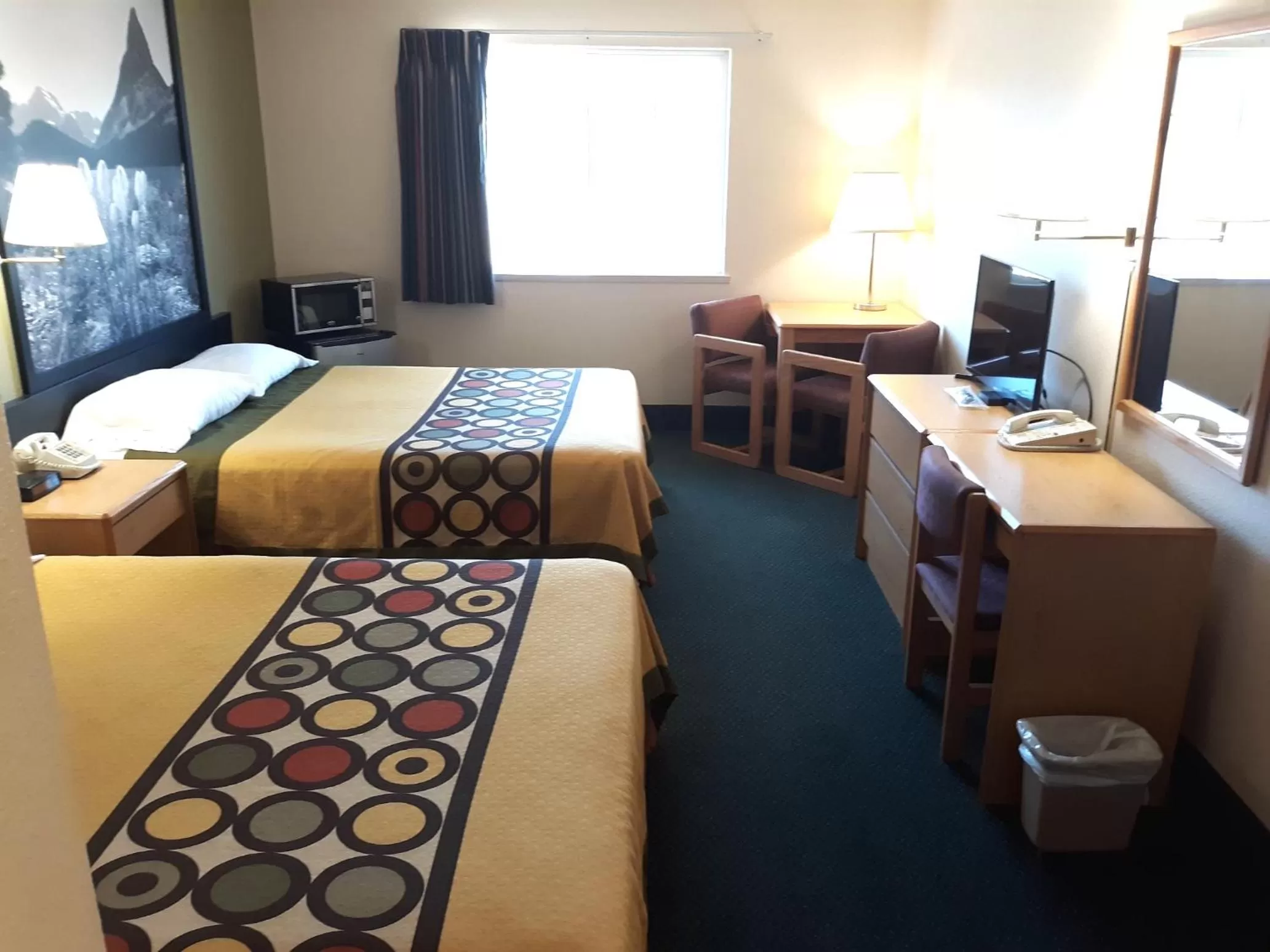 Deluxe Queen Room - Non-Smoking in Super 8 by Wyndham Hamilton