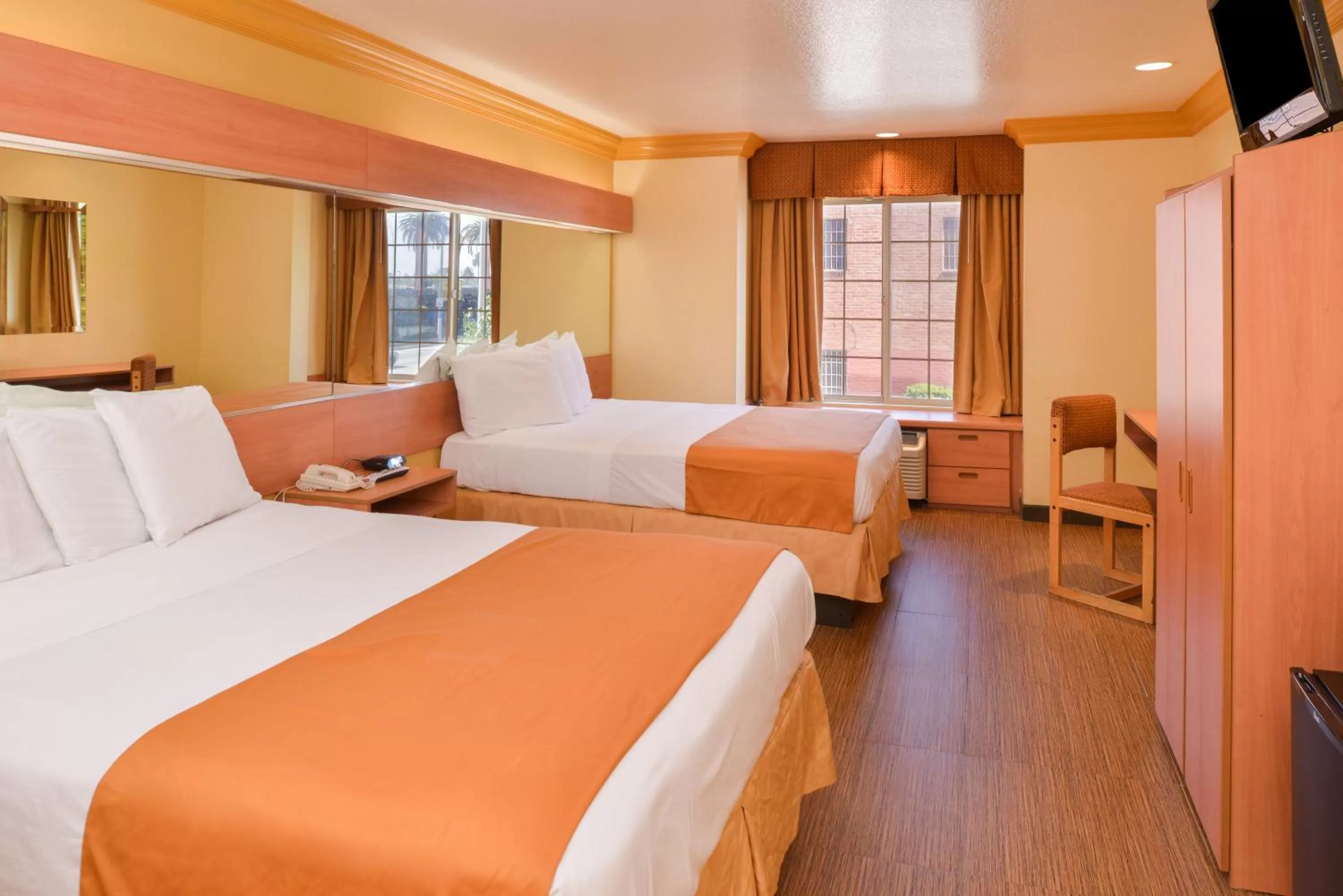 Queen Studio in H3 Inn & Suites - LAX Airport - Los Angeles