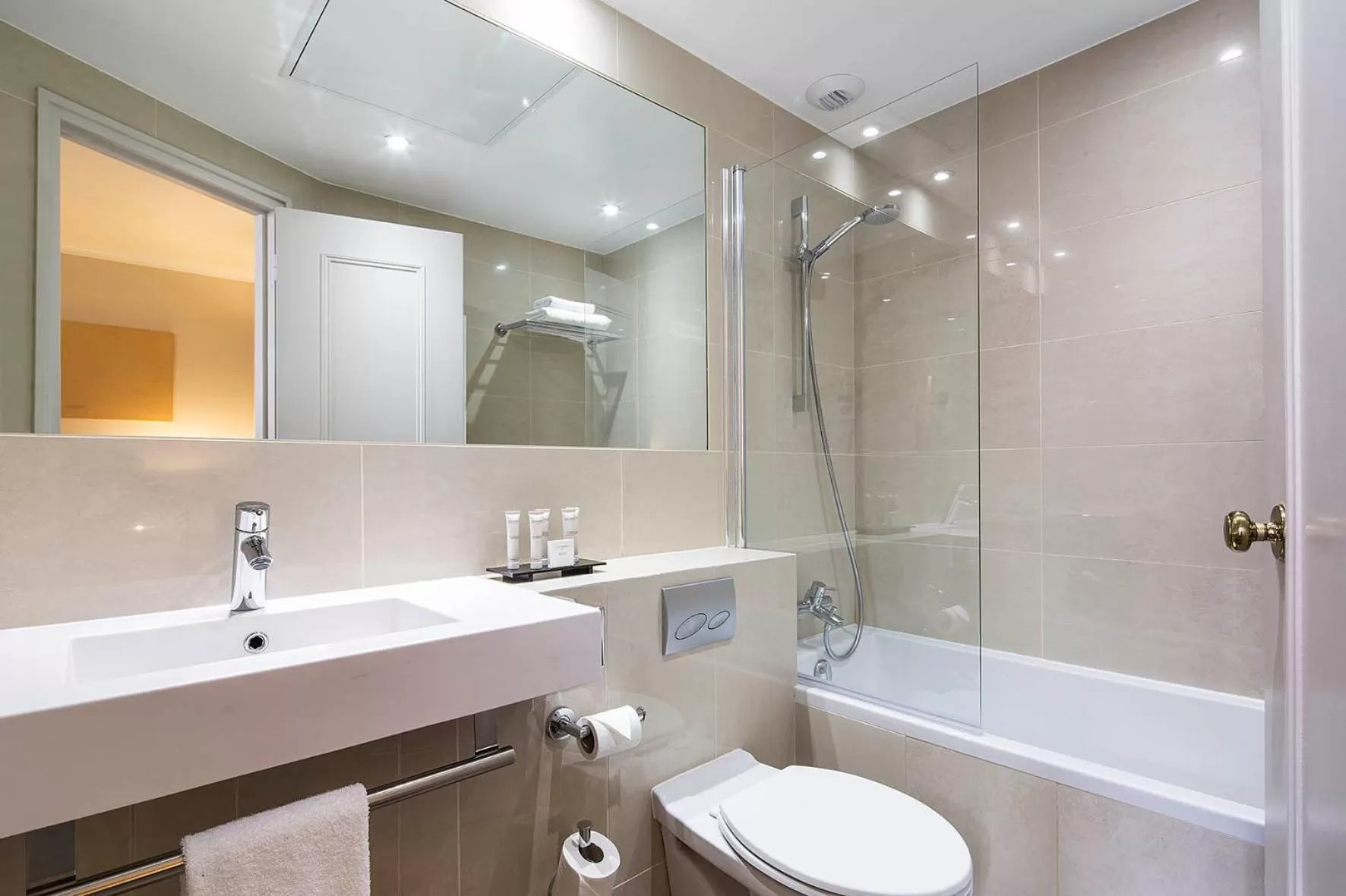 Deluxe Double Room with porch  in Hôtel Galileo Champs Elysées