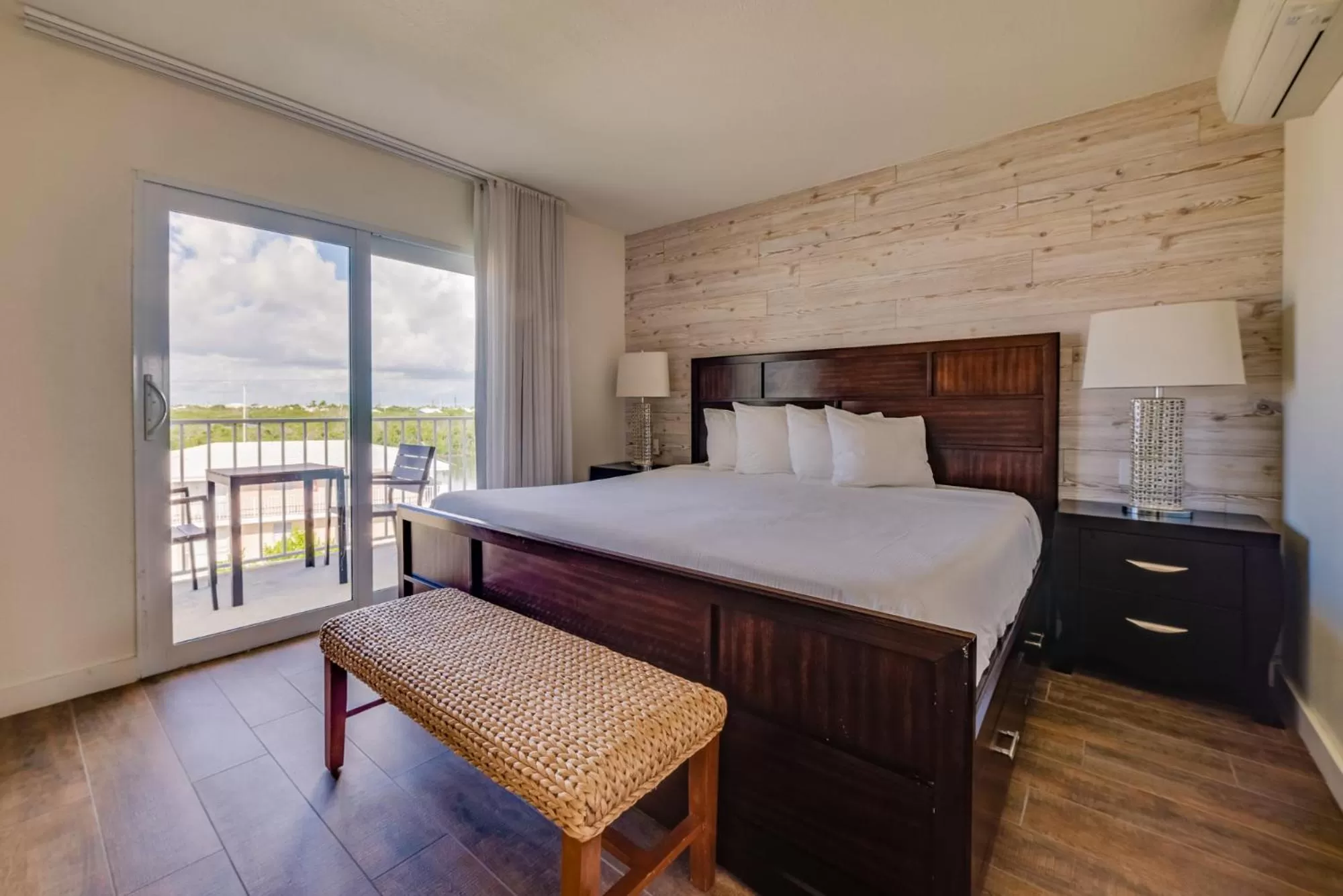 Bay View One Bedroom King Suite with Balcony in Skipjack Resort & Marina