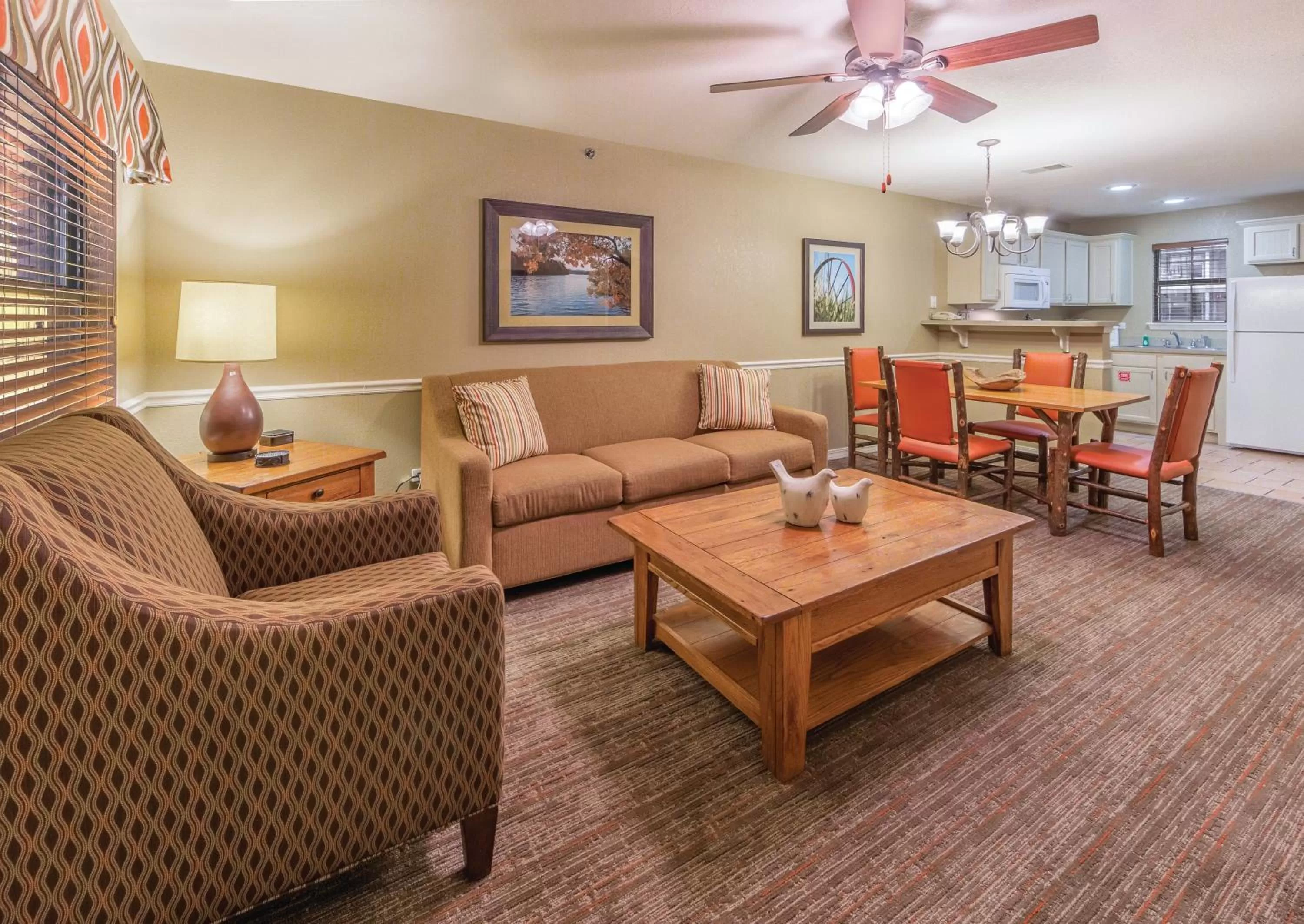 Two-Bedroom Villa Lodge with 1 King 1 Queen in Holiday Inn Club Vacations Fox River Resort at Sheridan