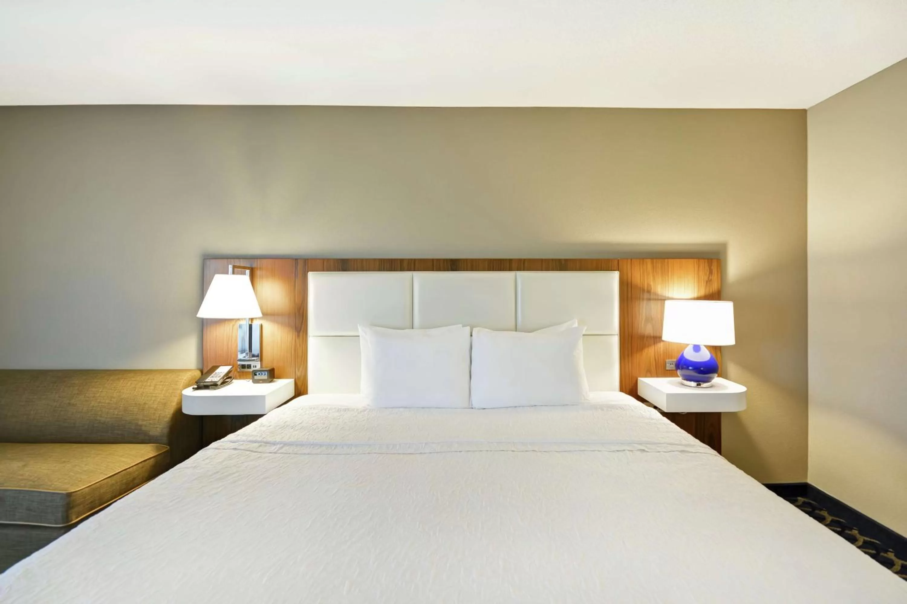 King Room with Roll-In Shower - Disability Access in Hampton Inn Auburn