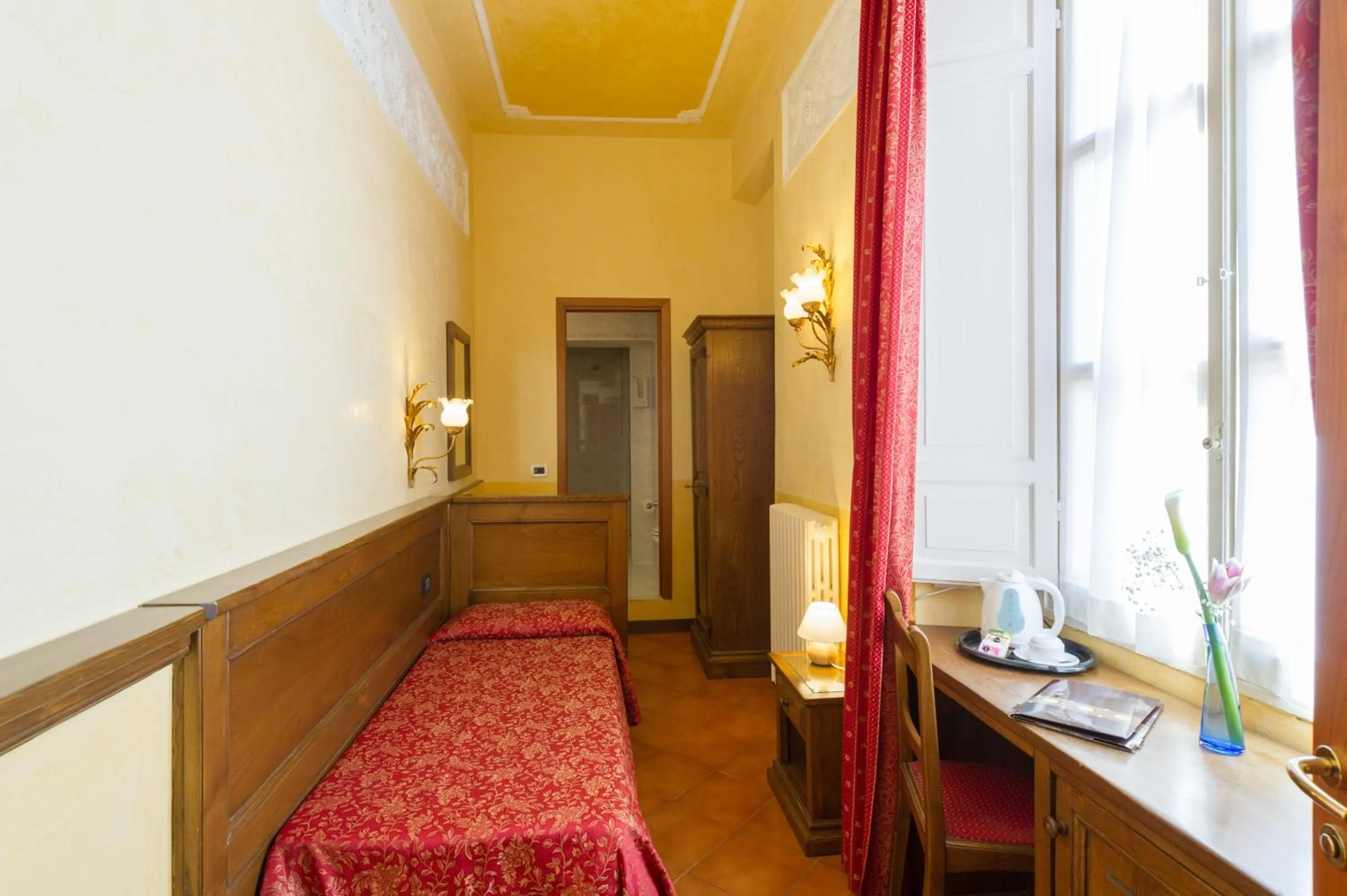 Small Single Room in Hotel California