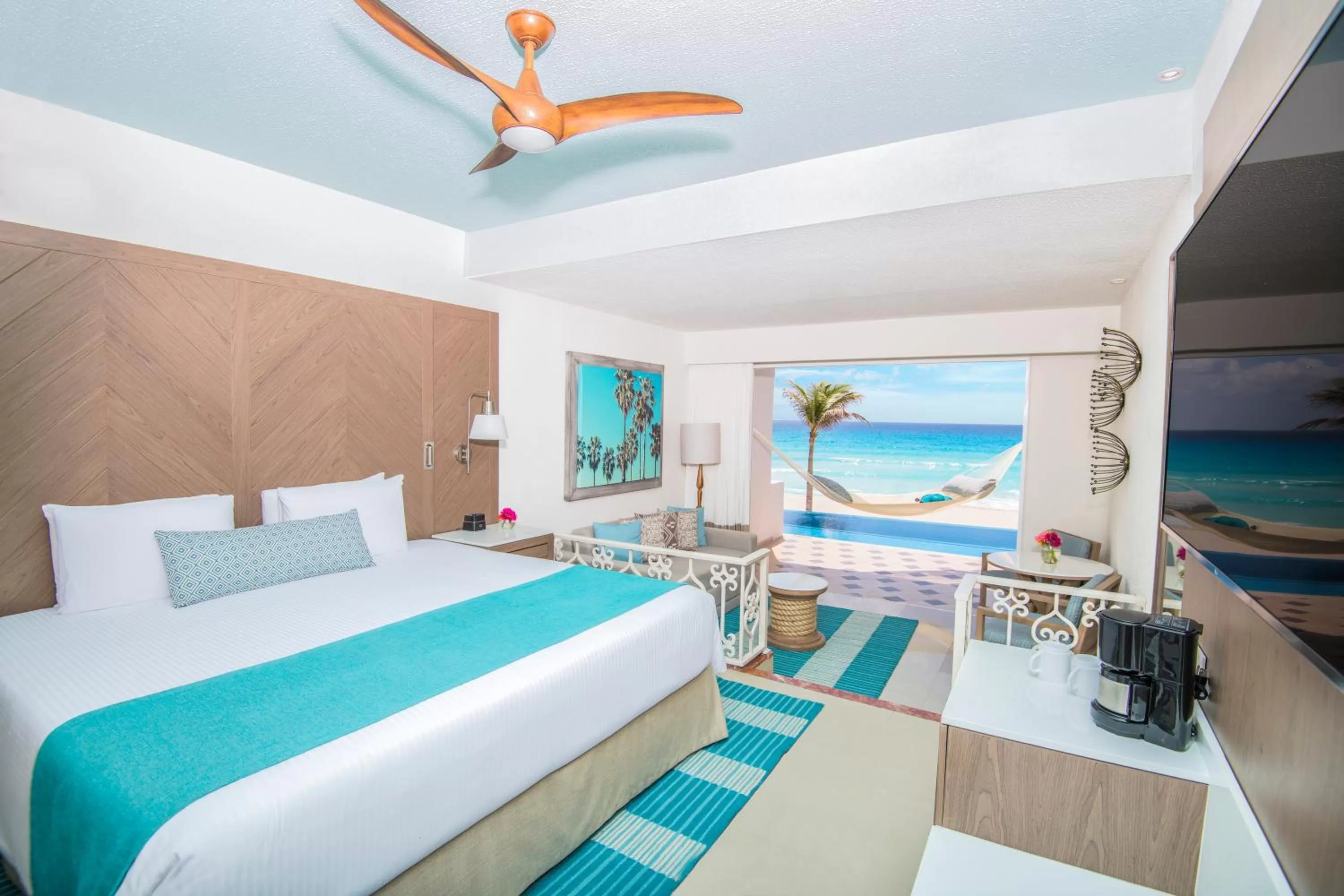 Junior Suite 1 King Bed, Beachfront Infinity Swim Up  in Wyndham Alltra Cancun All Inclusive Resort