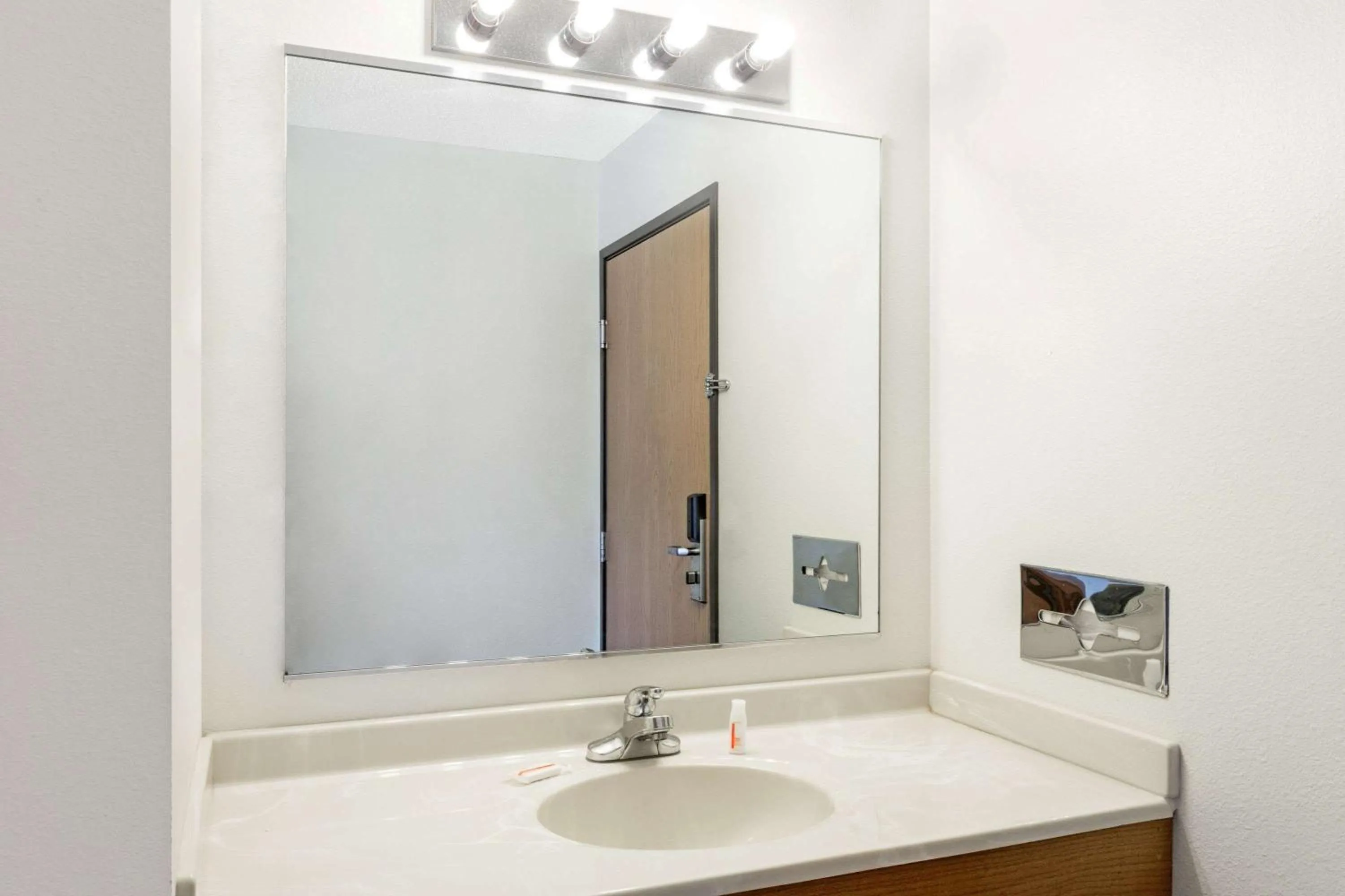 Standard King Room - Smoking in Super 8 by Wyndham Dewitt